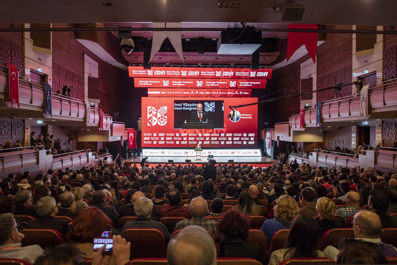 İzmir Büyükşehir Belediyesi’nin düzenlediği İkinci Yüzyılın İktisat Kongresi’nin beşinci gününde