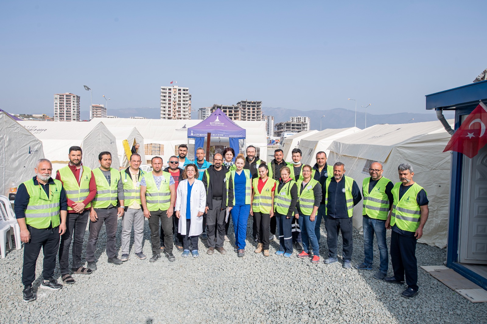 İzmir Büyükşehir’in Hatay’da kurduğu sahra hastanesi gönüllü hekimlere kucak açıyor “Gönüllü hekimlere fırsat veren Başkan Soyer’e teşekkür ediyorum” İzmir Büyükşehir