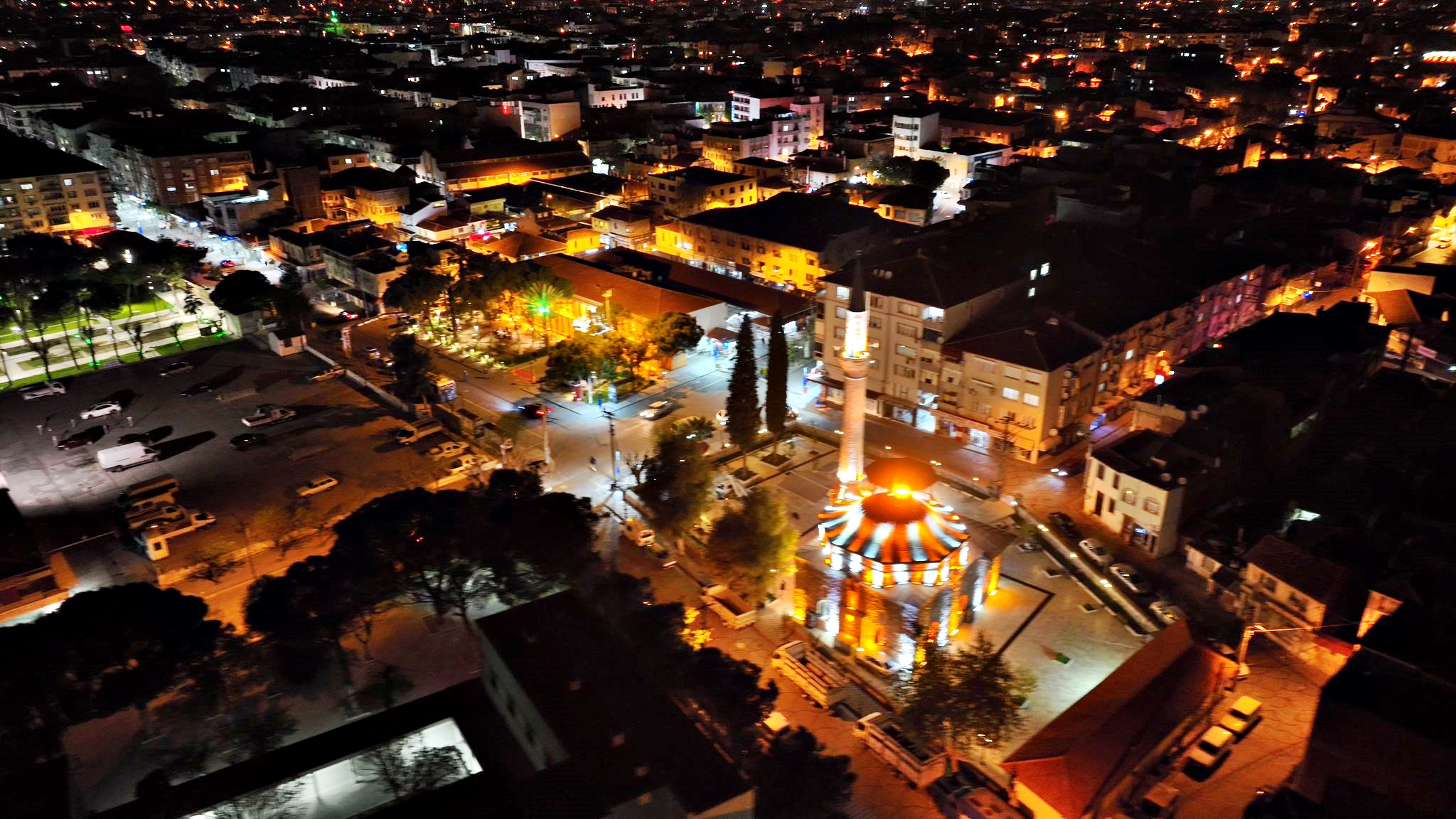 YENİ GÜLRUH CAMİ’NİN IŞIKLANDIRMASI BÜYÜK BEĞENİ TOPLADIAkhisar Belediyesi’nin, Yeni Gülruh
