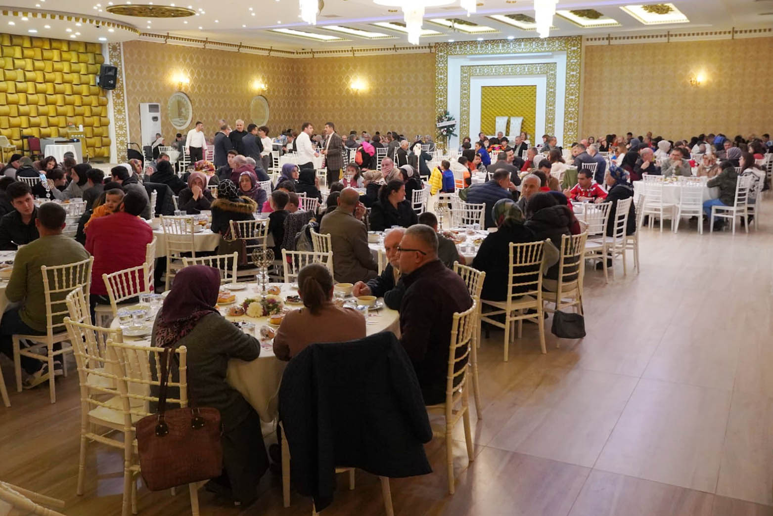 Atakum Belediyesi, depremzede aileler ve gönüllülerin katıldığı üç iftar programı
