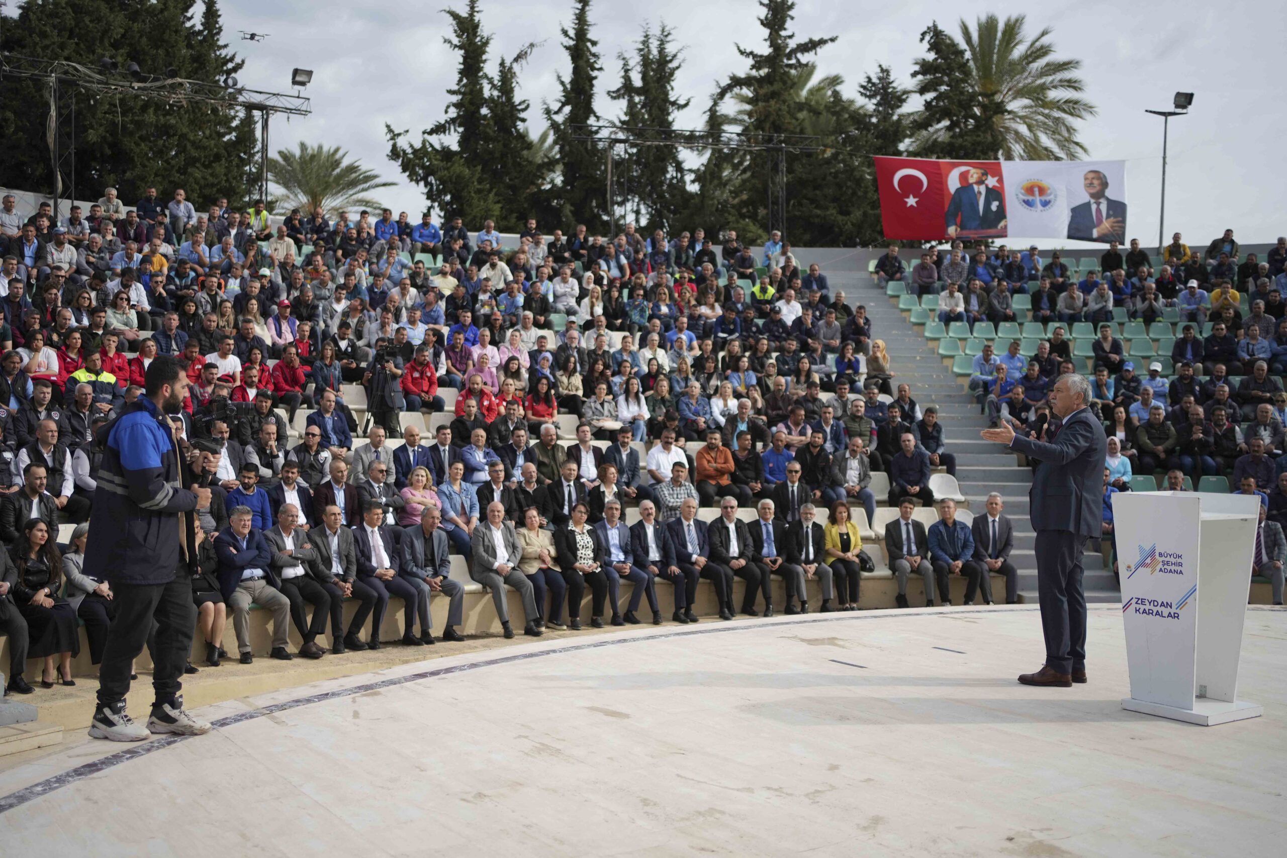 Zeydan Karalar, “Depremde kaybettiğimiz vatandaşlarımızdan ötürü buruk ve kederliyiz. Birlik,