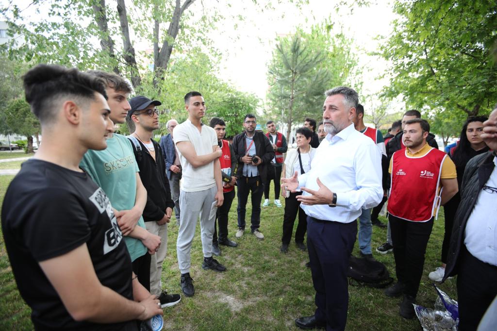 ”14 Mayıs’ta hepsi gidecek” Yaklaşan genel seçimler öncesinde mahalle gezilerini