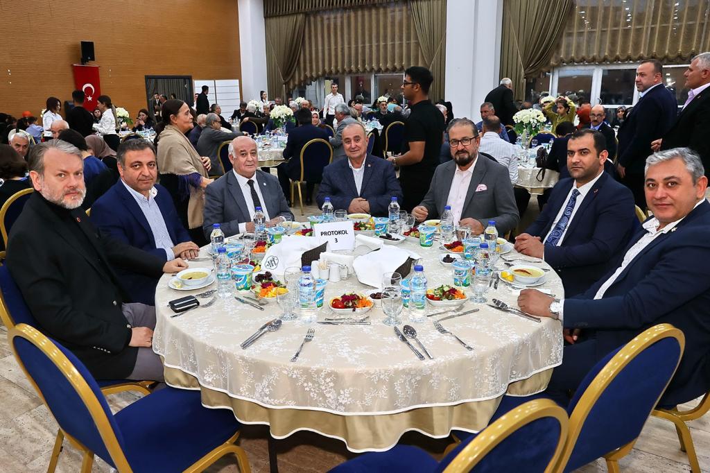 Konak’ın geleneksel iftar sofrasında dayanışma vurgusu Konak Belediyesi’nin geleneksel hale