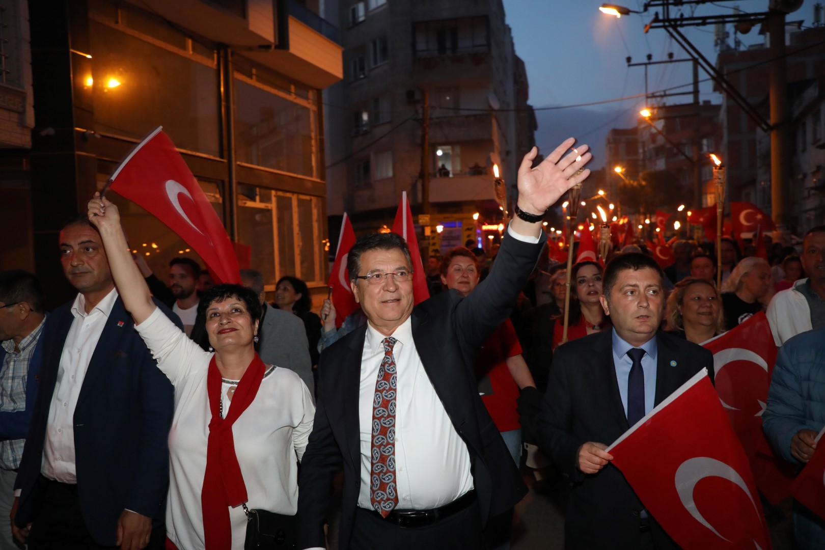 GENÇLER EMRE AYDIN KONSERİYLE COŞTU Edremit ilçesinde 19 Mayıs Atatürk’ü