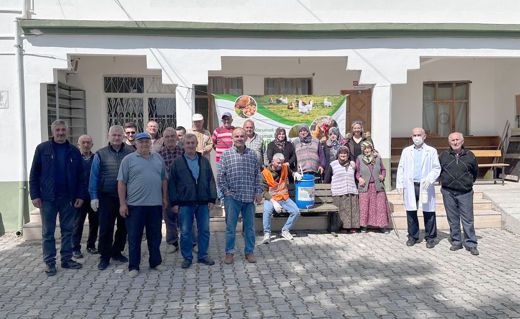 Atakum Belediyesi ekipleri, kırsal mahallelerde kümes hayvanlarını tehdit eden hastalıklara
