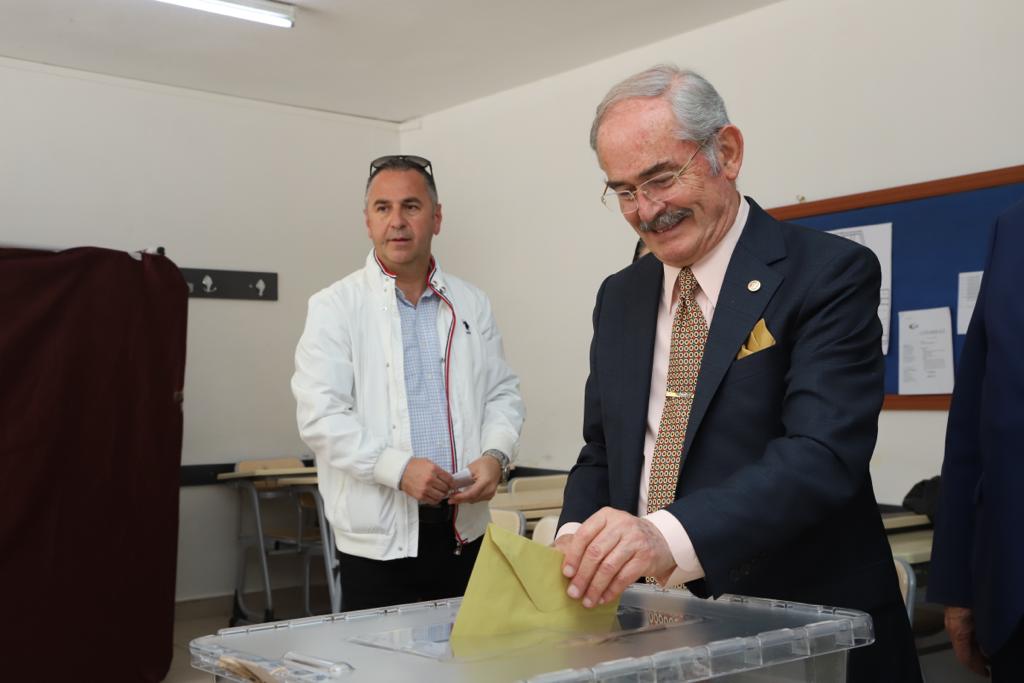 Eskişehir Büyükşehir Belediye Başkanı Prof. Dr. Yılmaz Büyükerşen, oyunu eşiSeyhan