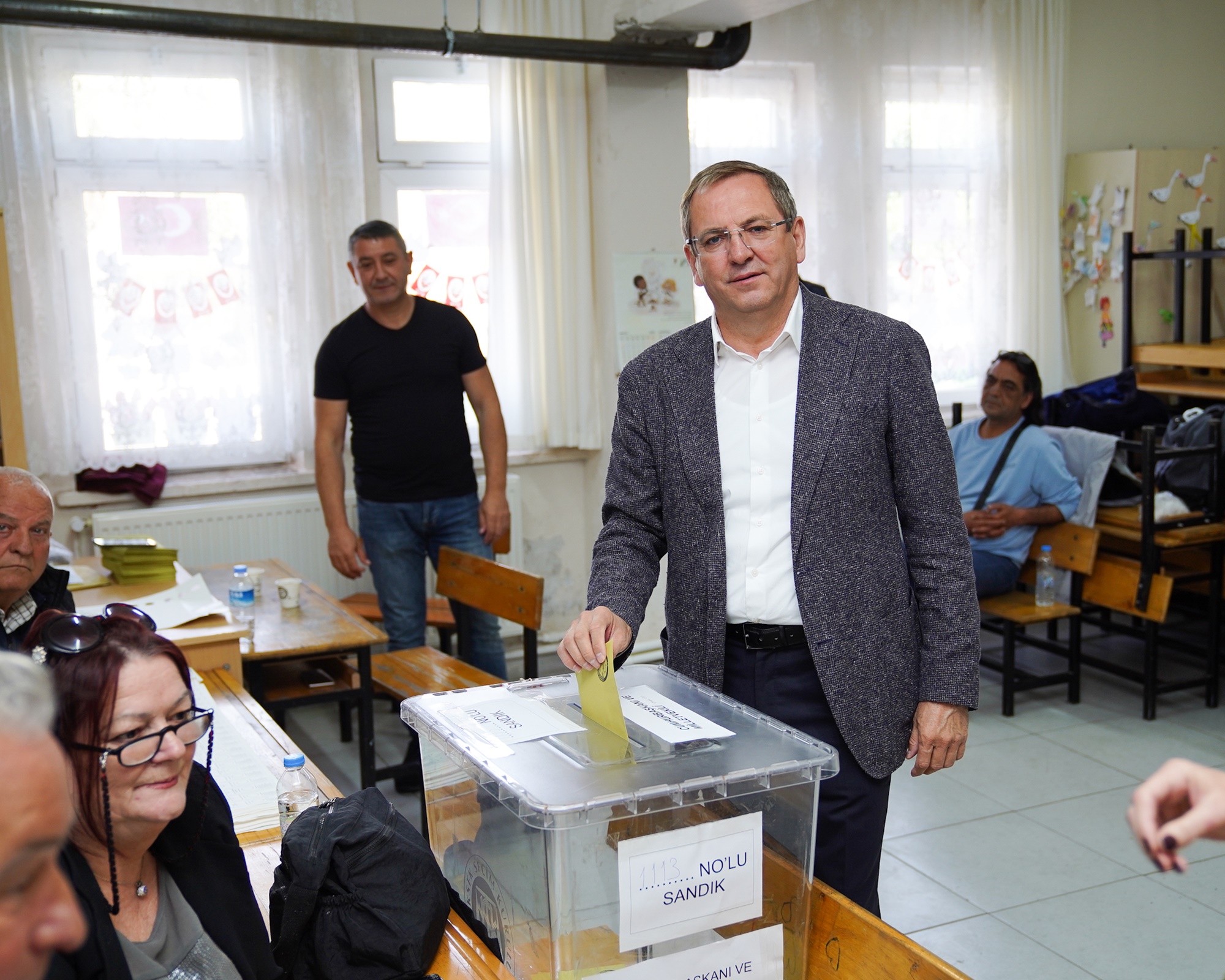 Ayvalık Belediye Başkanı Mesut Ergin, oy kullanma saatinin başlamasıyla birlikte