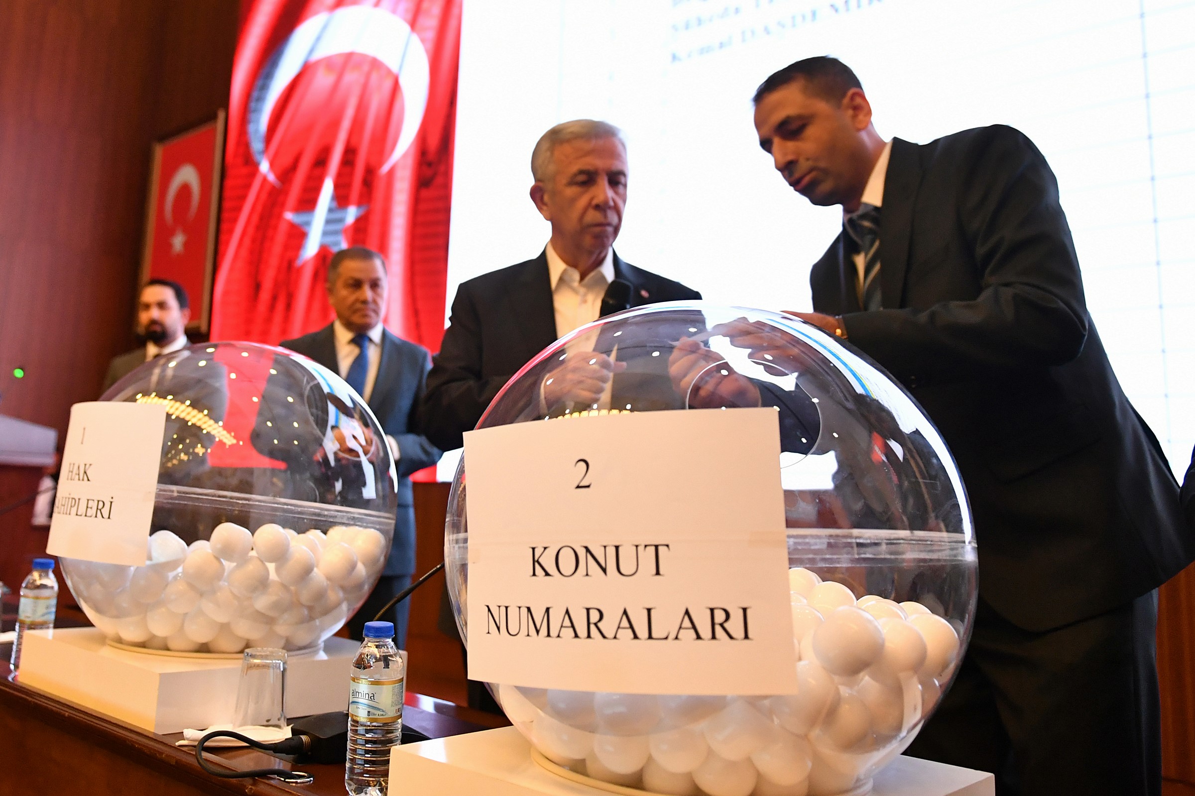 15 yıldır yuvalarından ayrı kalan hak sahiplerinin yeni evlerine kavuşturulması