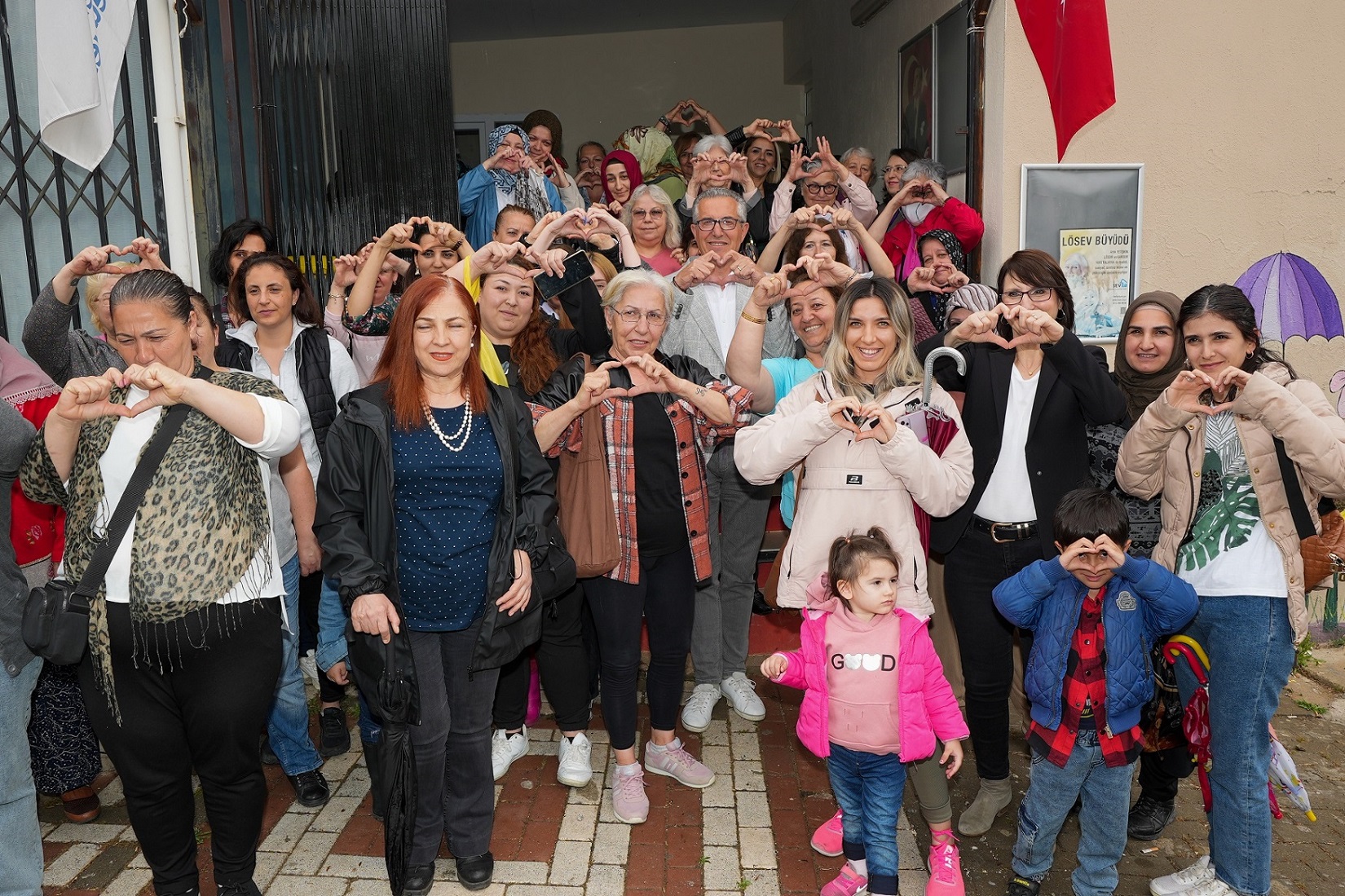 Başkan Arda, Kadın Buluşmaları’yla kadınları dinliyor Gaziemir Belediye Başkanı Halil Arda, her gün farklı bir mahallede