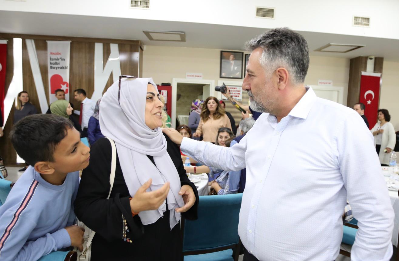 Başkan Sandal, “Bu haksız düzeni değiştireceğiz” Bayraklı Belediye Başkanı Serdar