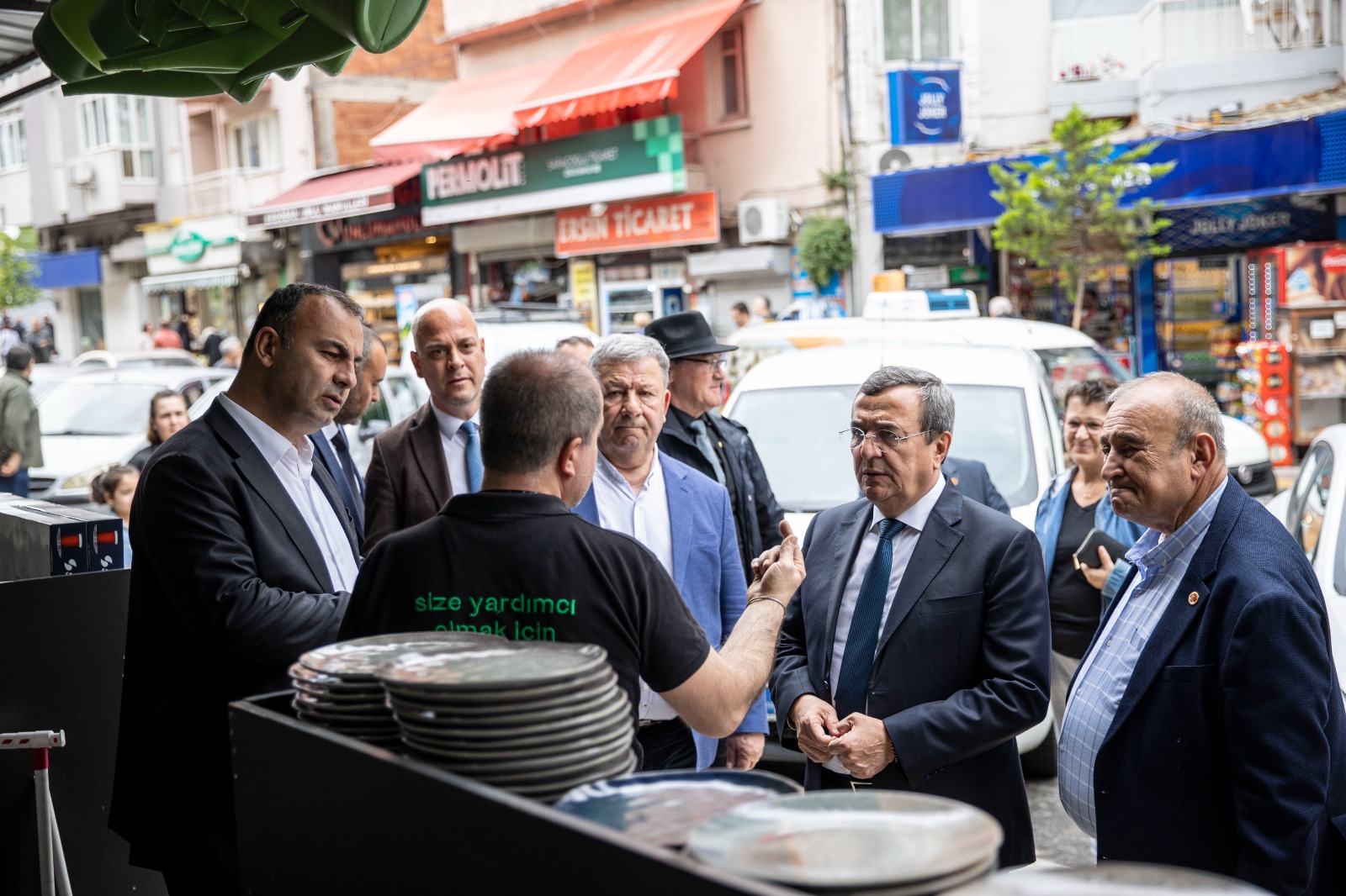 Konak’ta sokağın sesi umut oldu Konak’ı sokak sokak gezerek vatandaşla