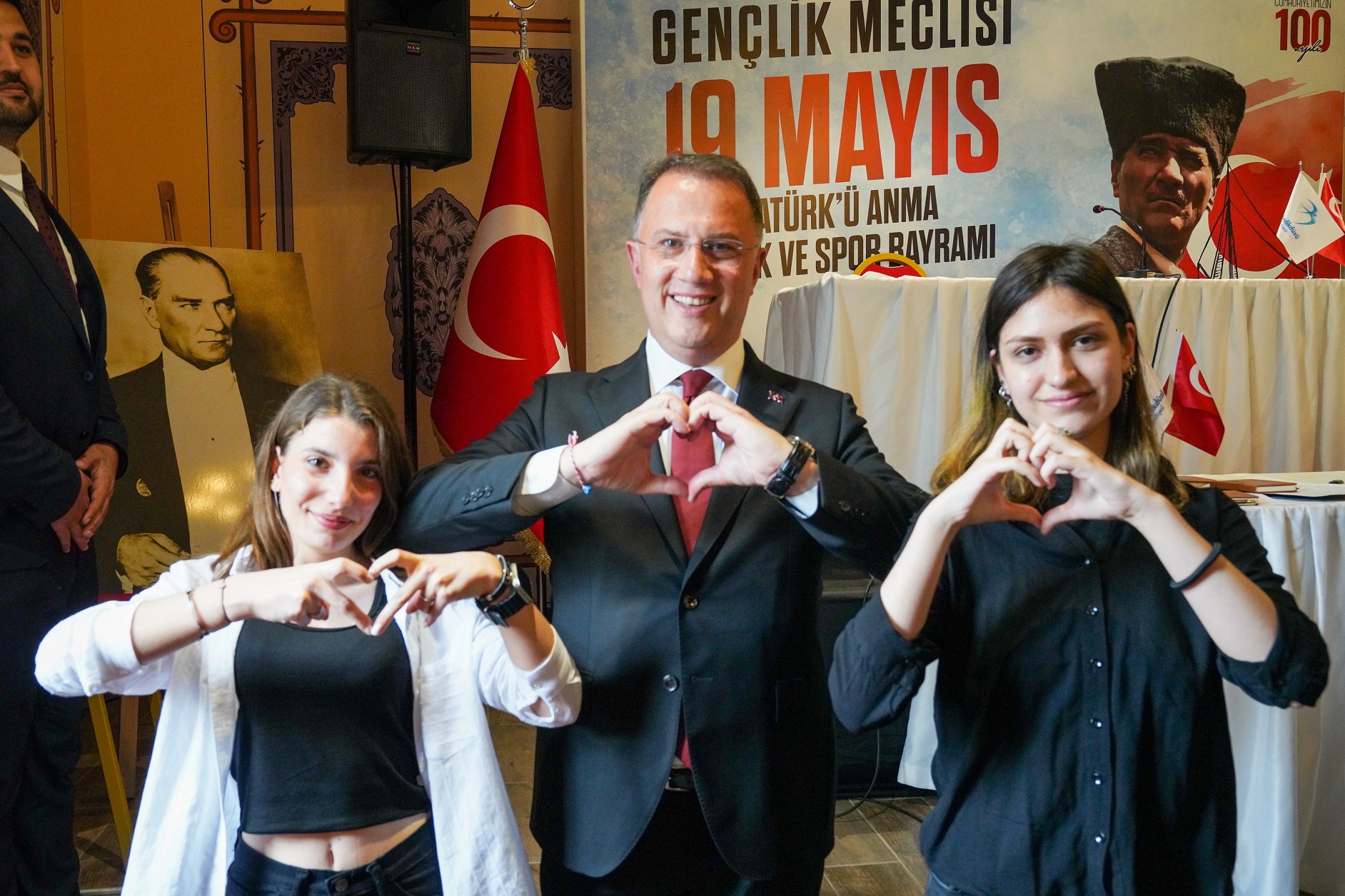 ÇALIK: 19 MAYIS UMUTLARIN İNANCA DÖNÜŞTÜĞÜ GÜNDÜR Gazi Mustafa Kemal Atatürk’ün gençlere armağan ettiği 19 Mayıs Atatürk’ü