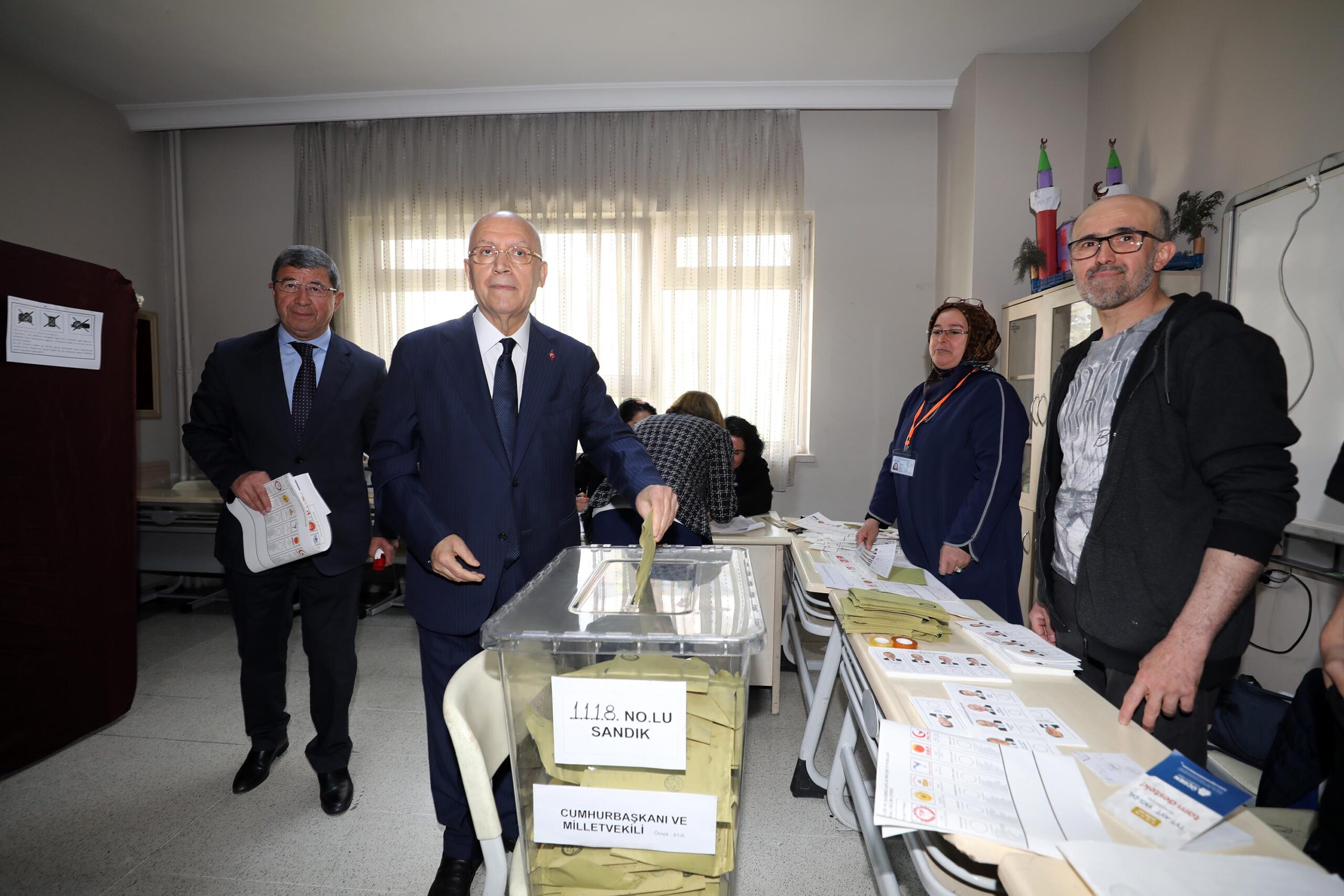 Yenimahalle Belediye Başkanı Fethi Yaşar, eşi Azize Yaşar ile birlikte