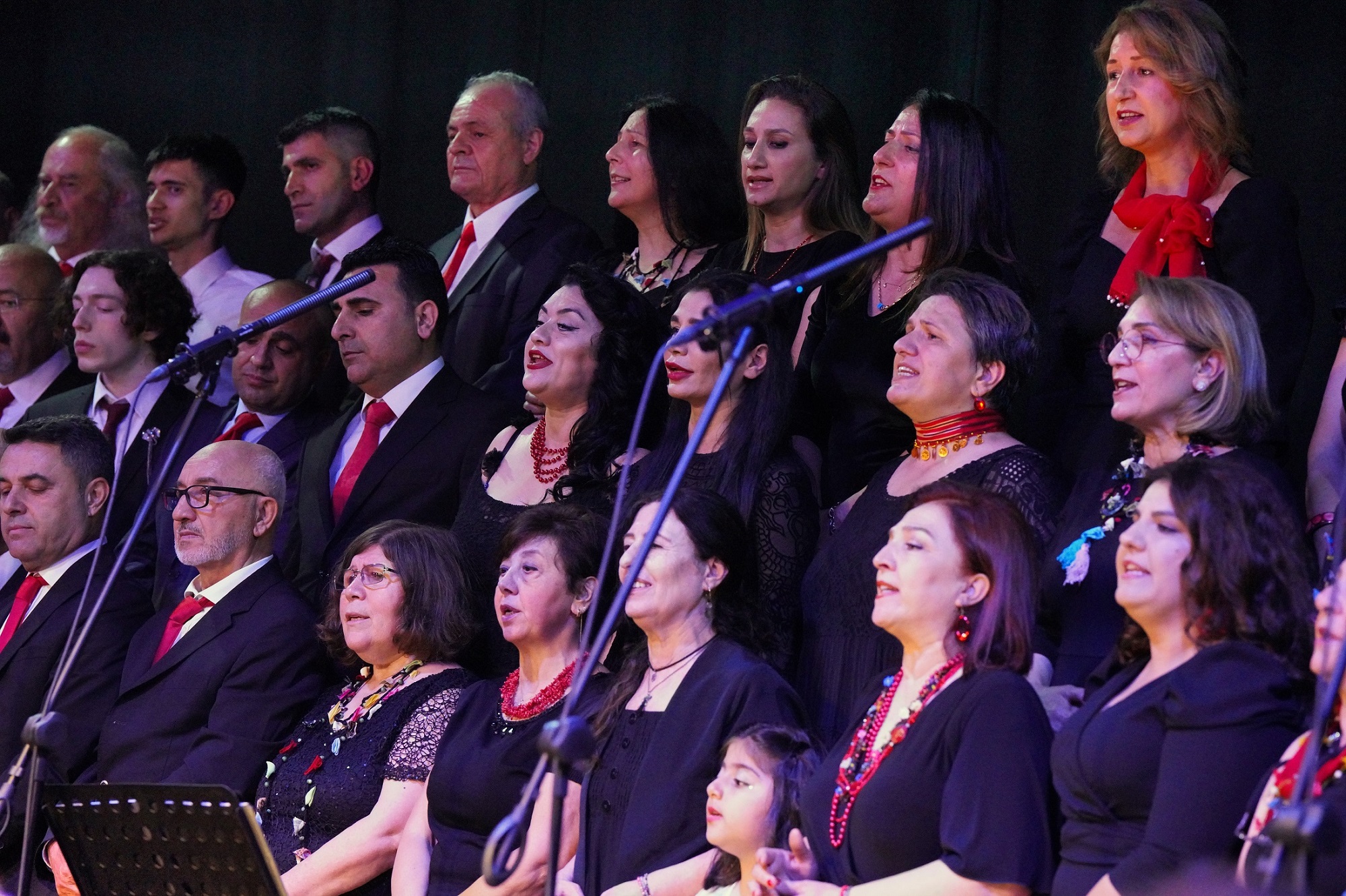 Türküler, depremde yaşamını yitirenler anısına seslendirildi Şef Ali Hikmet Gökçen yönetiminde sahneye çıkan Gaziemir Belediyesi Türk