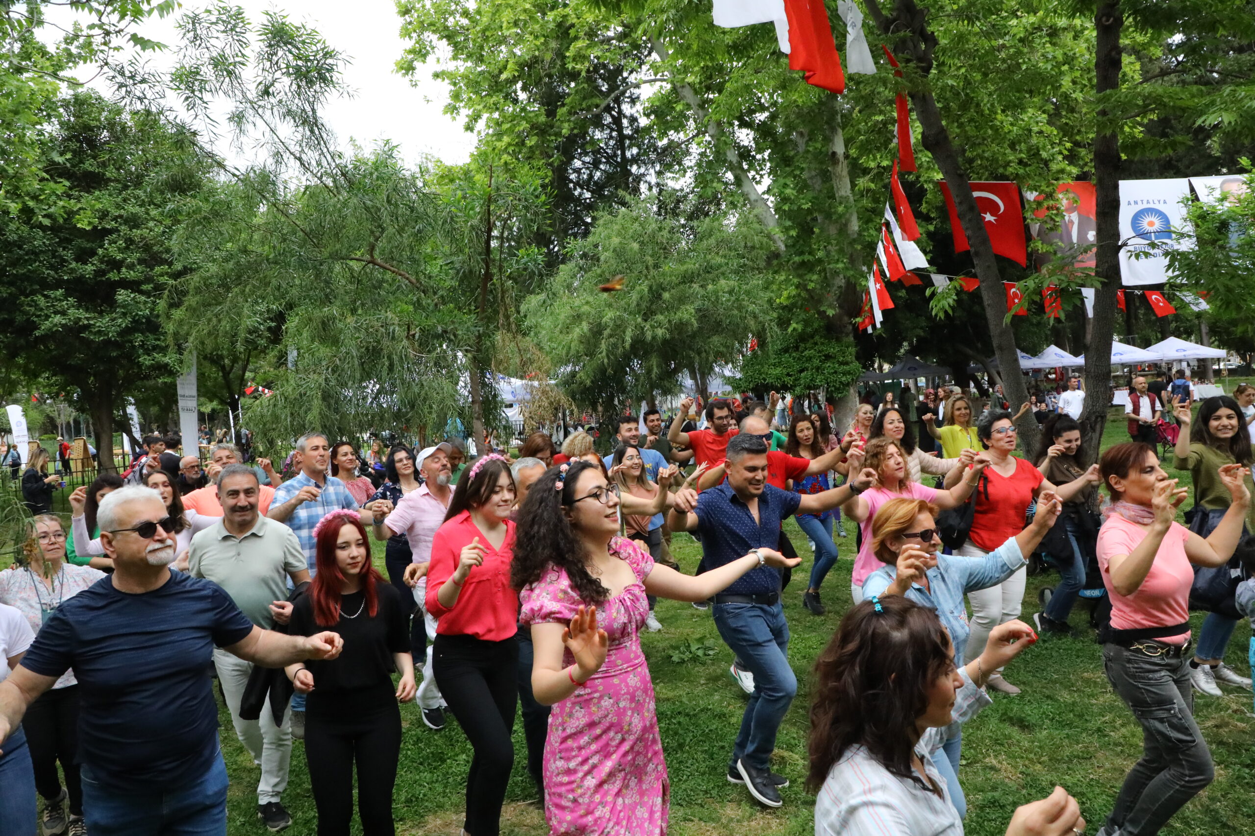 Baharın gelişi coşkuyla karşılandı Baharın müjdecisi Hıdırellez, Antalya Büyükşehir Belediyesi