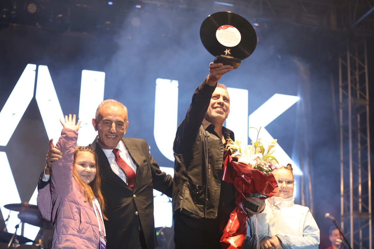HALUK LEVENT’İN KÜÇÜKÇEKMECE’DEKİ 19 MAYIS KONSERİNE 50 BİN KİŞİ KATILDI