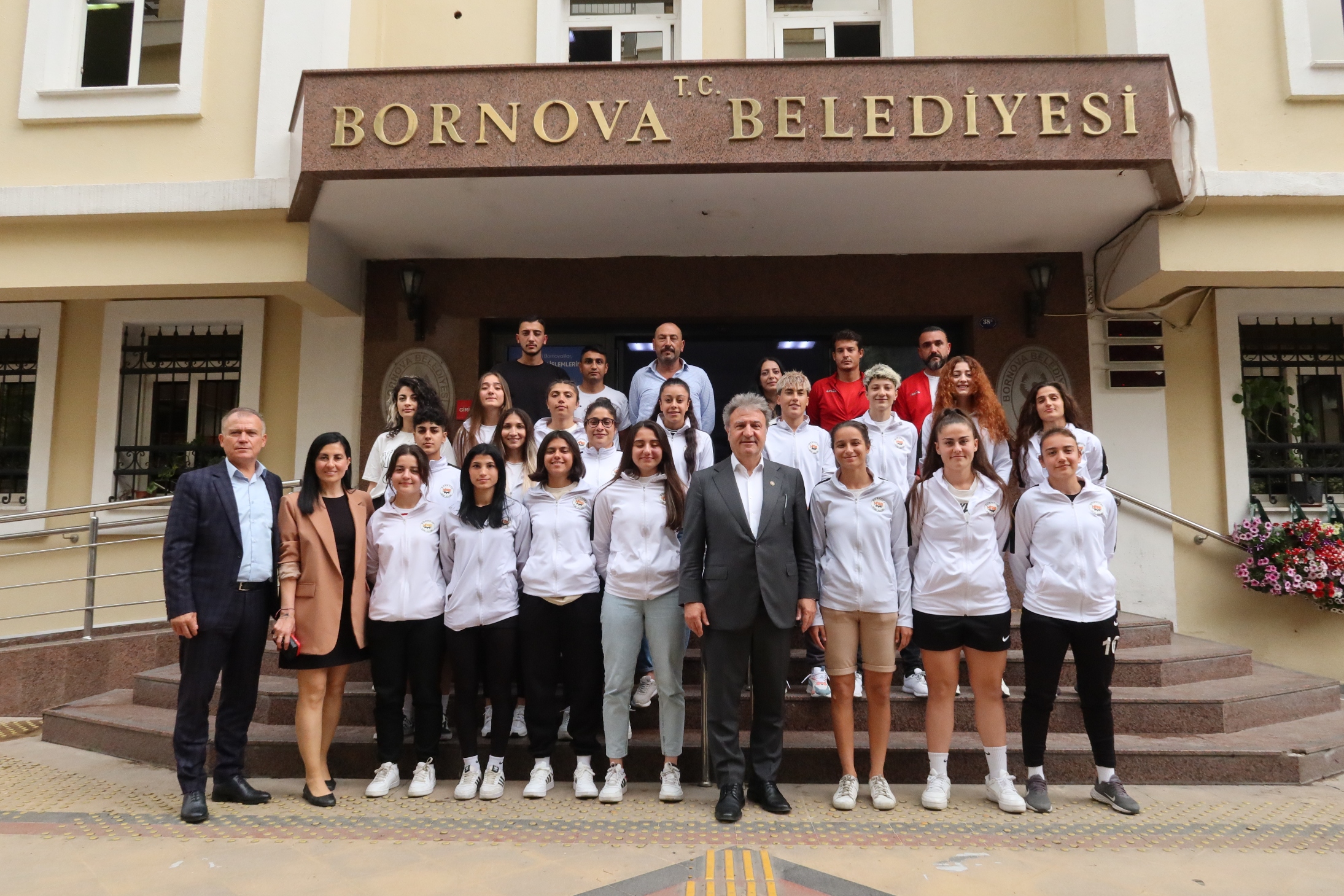 Kadınlar Futbol 2. Ligi’nden 1. Lig’e çıkmayı garantileyen namağlup Bornova