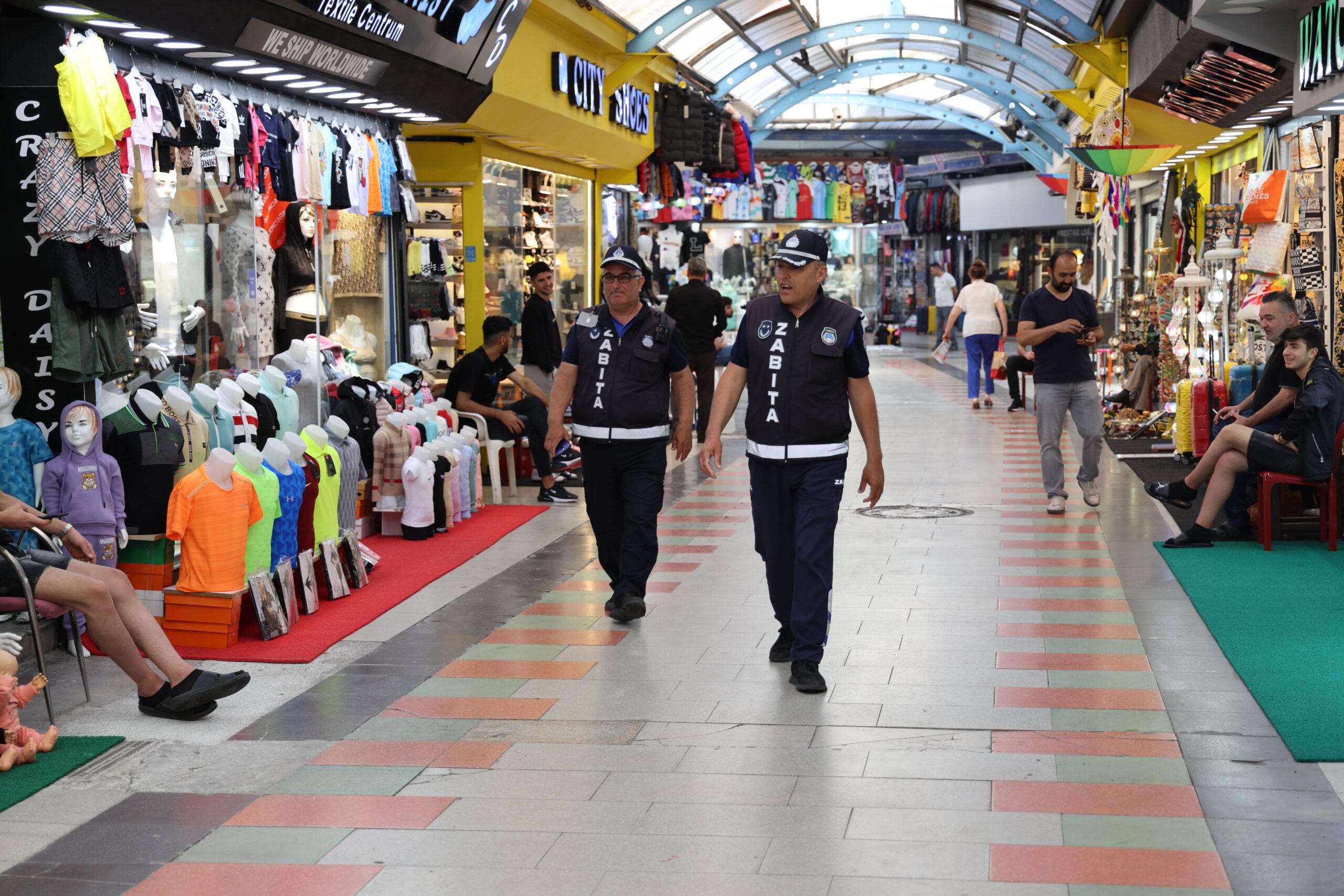 Marmaris Belediyesi Zabıta ekipleri Kapalı Çarşı bölgesinde işgaliye denetimi yaptı.Yaz