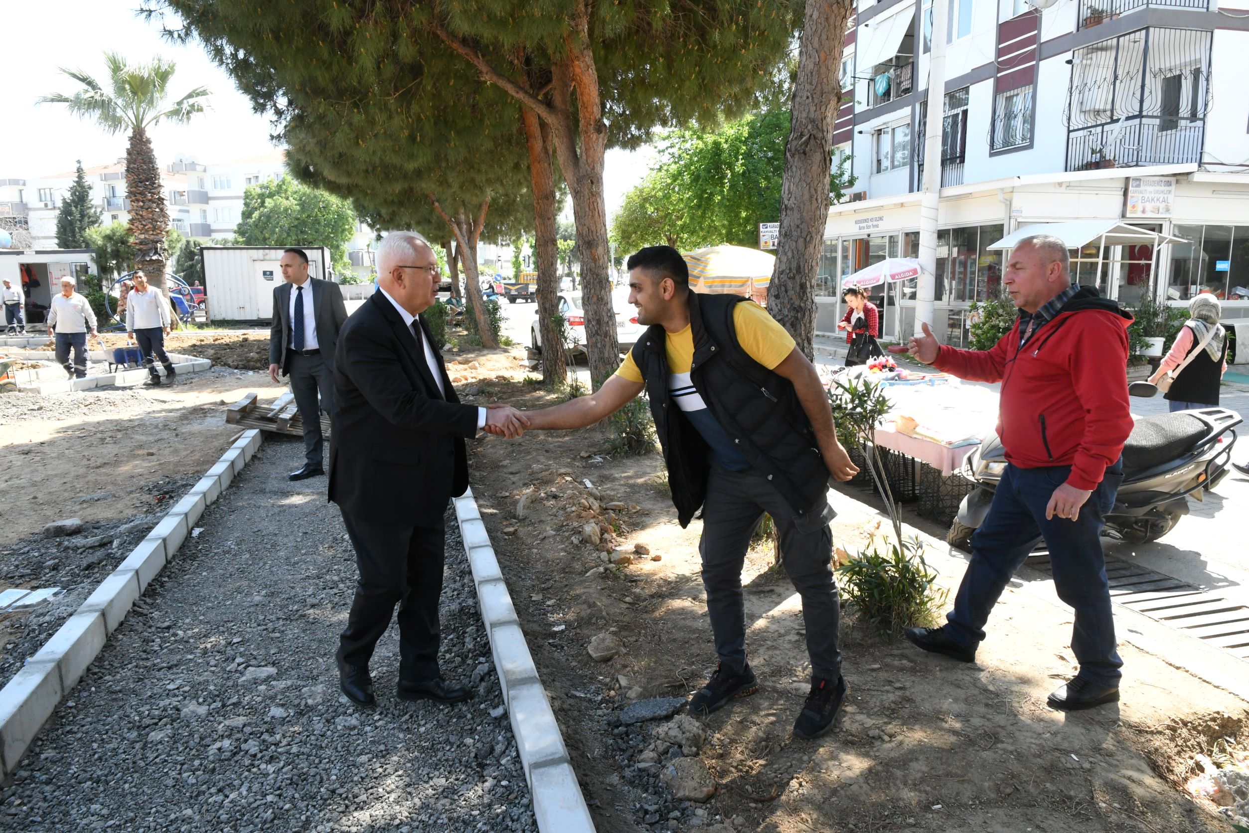 Karabağlar Belediyesi, ilçede bulunan parkları baştan sona yenilemeye devam ediyor.
