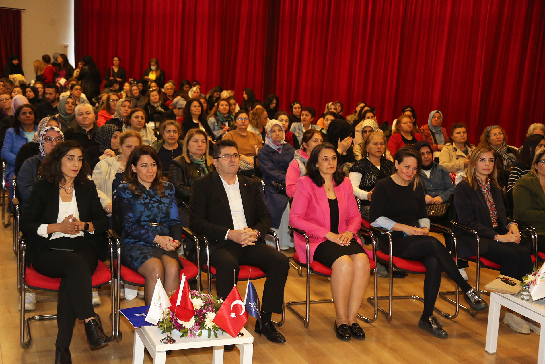 Ataşehir Belediyesi ve İBB iş birliğiyle Ataşehir’de “Kadın Forumu” düzenlendi.