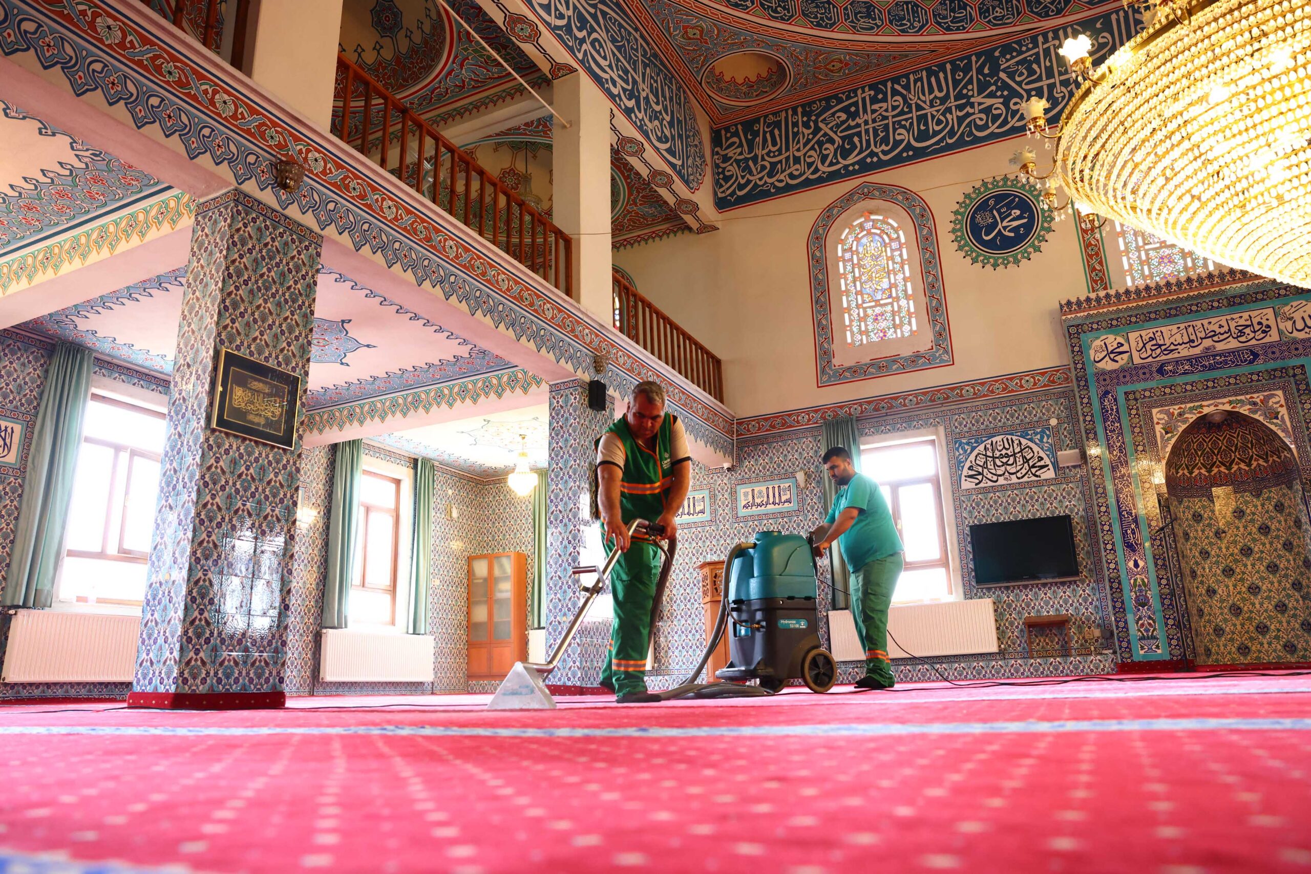 ÇANKAYA’DA CAMİLERDE BAYRAM TEMİZLİĞİ Çankaya Belediyesi temizlik ekipleri periyodik olarak yaptığı ibadethane temizliğini, yaklaşan