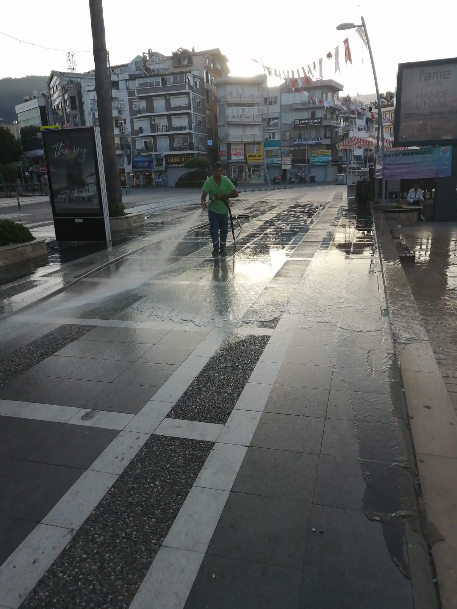BELEDİYE EKİPLERİ BAYRAM MESAİSİNDE Marmaris Belediyesi ekipleri bayram tatilinde yoğunluk yaşanan ilçede 7/24 mesai