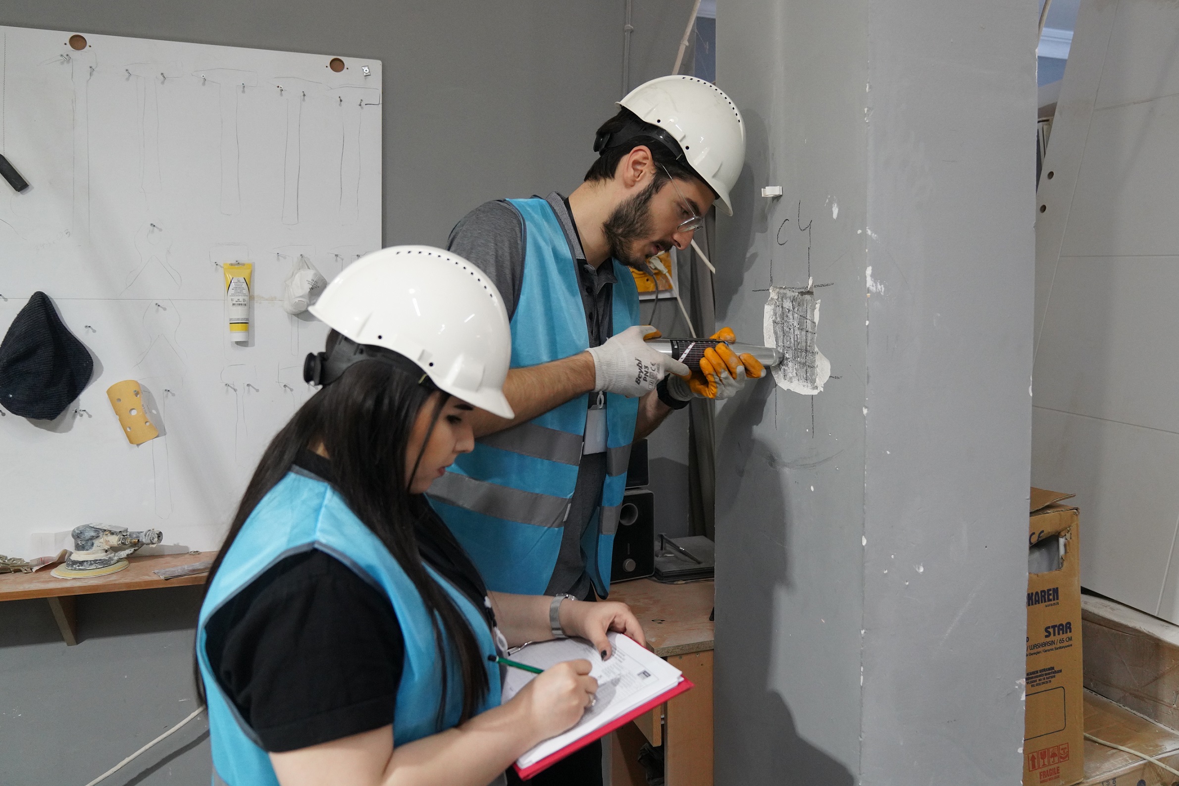 BEYLİKDÜZÜ’NÜN RİSKLİ BİNALARI TESPİT EDİLİYOR Afetlere hazırlık konusunda örnek teşkil edecek çalışmalara imza atan BeylikdüzüBelediyesi,