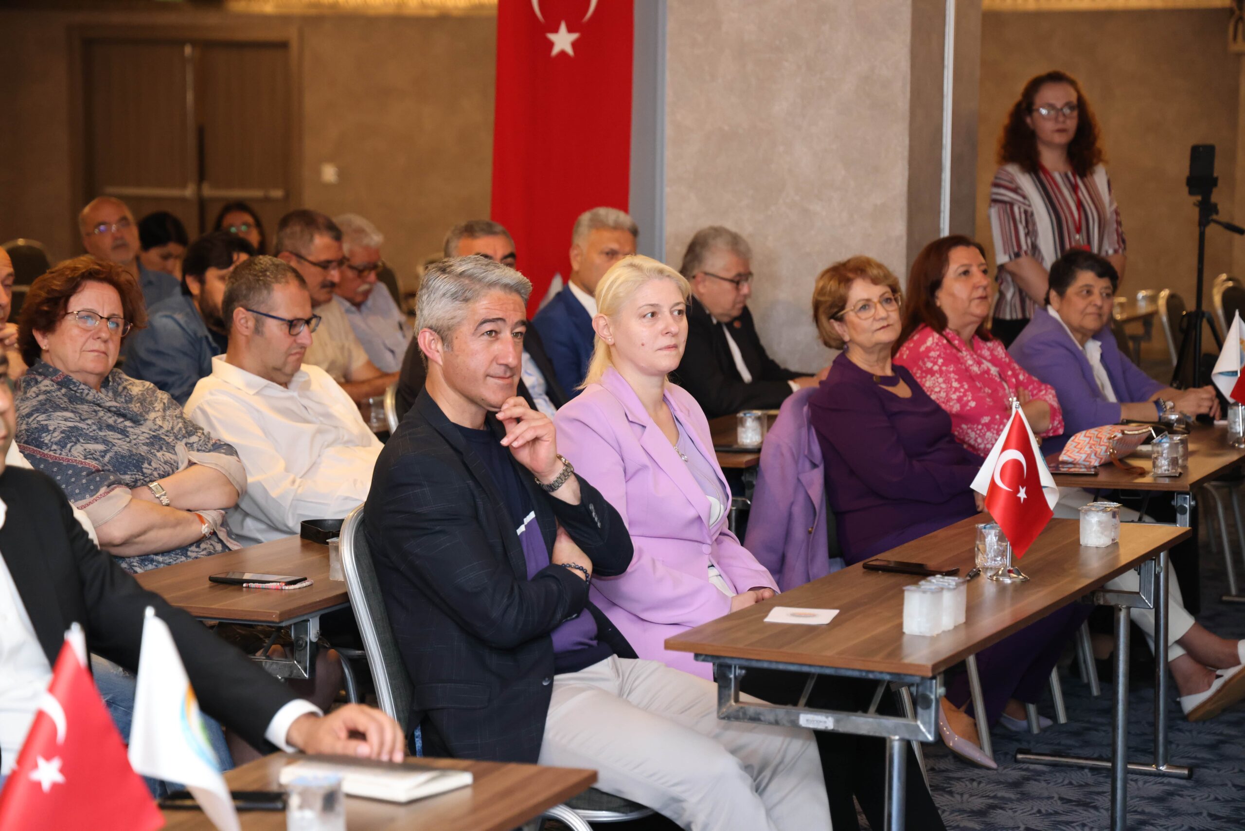 ŞEHİRLEŞMEVE DEPREM MARMARİS’TE KONUŞULDU EMARÇEB tarafından Marmaris’te düzenlenen ‘ Türkiye’de Şehirleşme Ve Deprem Gerçeği’çalıştayında