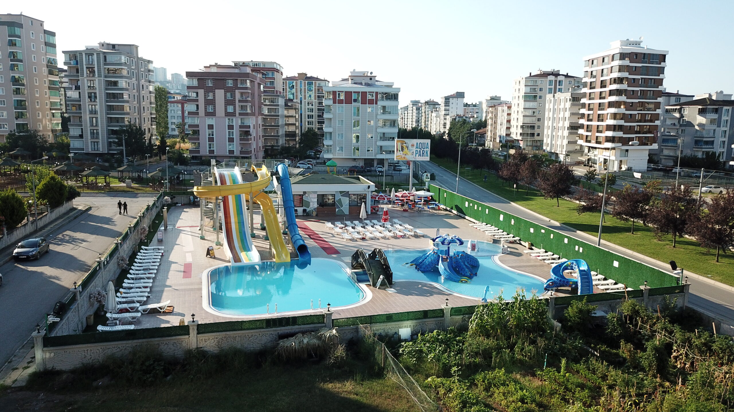 Konuklarına kaliteli hizmeti ekonomik menüleriyle sunan Atakum Belediyesi tesisleri yeşilin