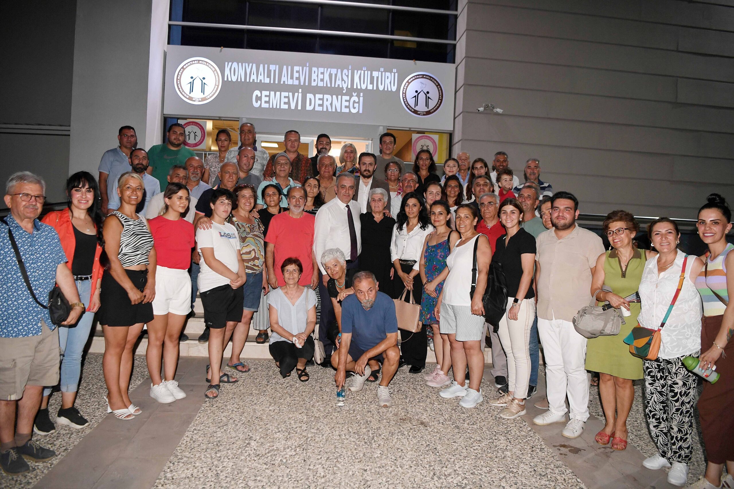 Başkan Esen Muharrem orucu lokmasına katıldı Konyaaltı Belediye Başkanı Semih Esen, Muharrem ayı dolayısıyla Konyaaltı Alevi