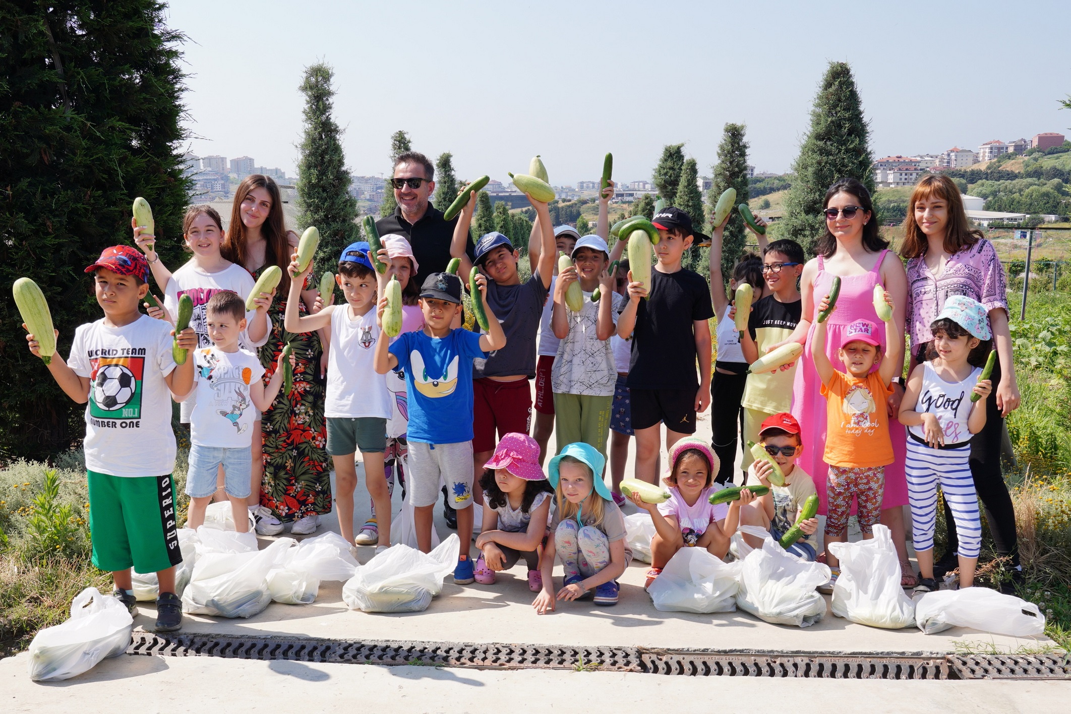 ÖĞRENCİLERİN YAŞAM BAHÇESİ’NDE HASAT HEYECANI Beylikdüzü’nde eğitim gören öğrenciler, Beylikdüzü Belediyesi tarafından hayata geçirilen YaşamBahçesi’nde