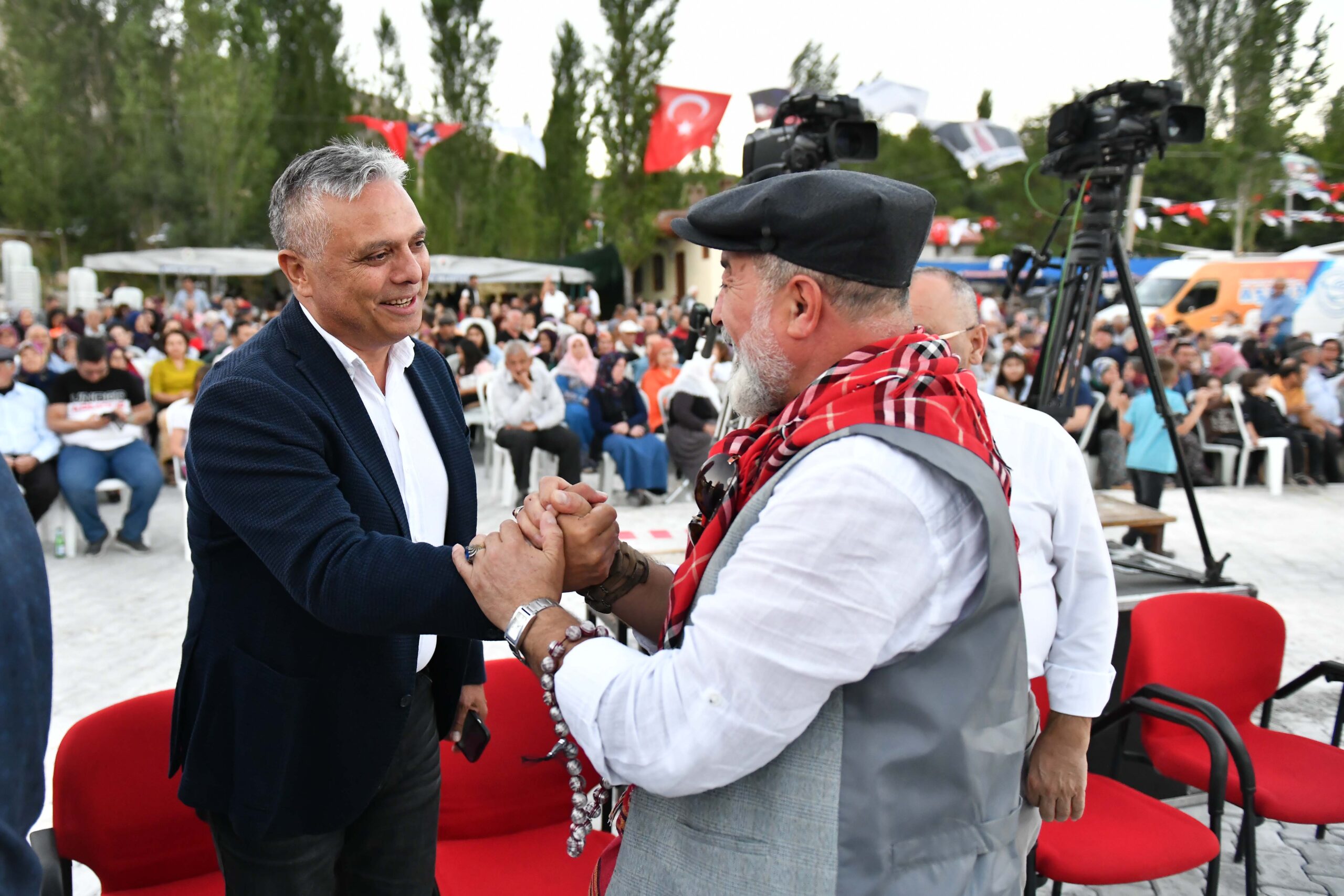 Başkan Uysal’dan Manay için önemli çağrı Muratpaşa Belediye Başkanı Ümit Uysal, Tekeli Yaylası’nın en yüksek yerinde
