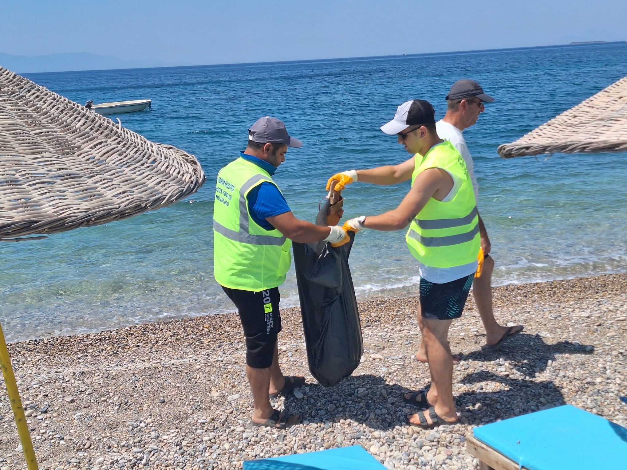 Bodrum Belediyesi Destek Hizmetleri Müdürlüğü ekipleri, yarımada genelinde vatandaşların plajlardan ve
