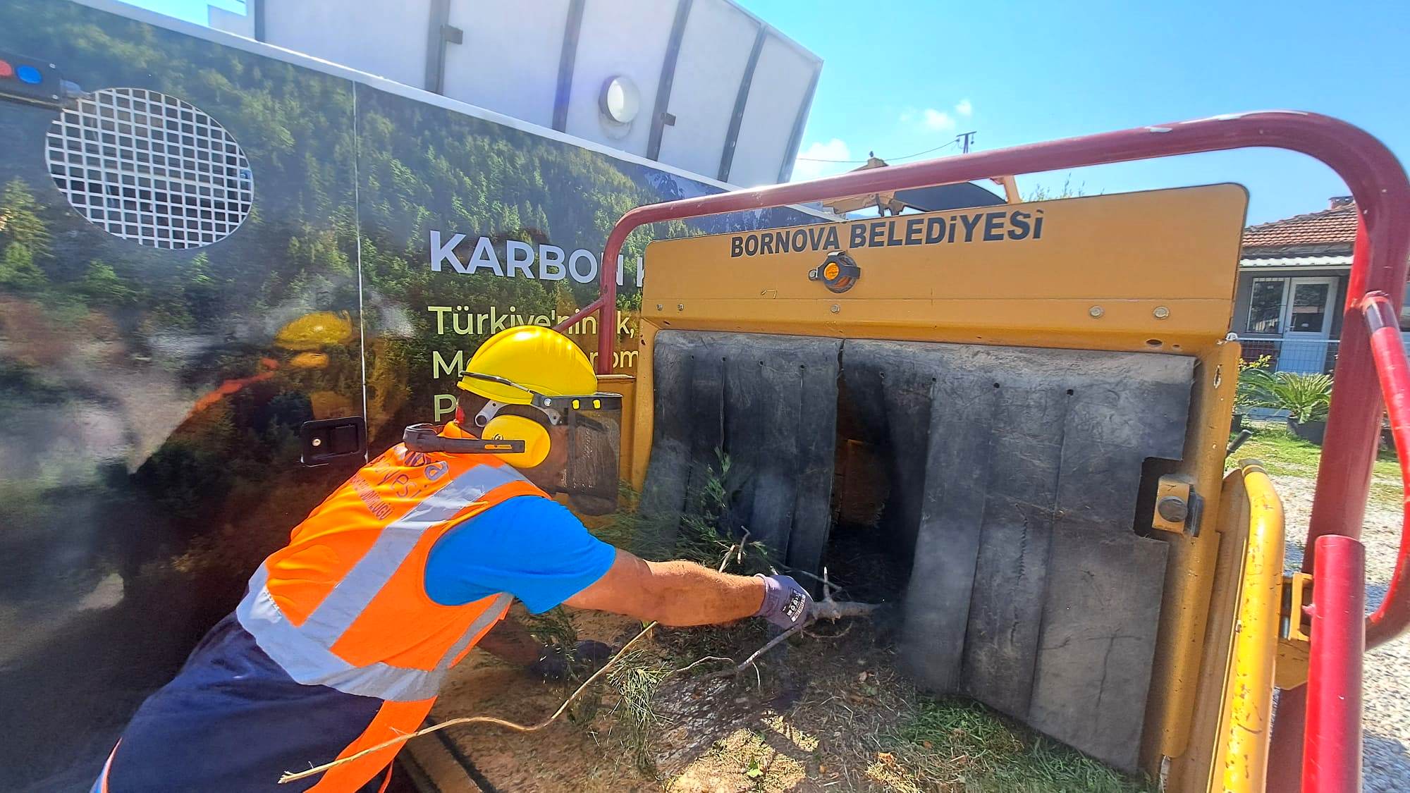 Sürdürülebilir bir çevre yaratma amacıyla çalışmalarını sürdüren Bornova Belediyesi, budama