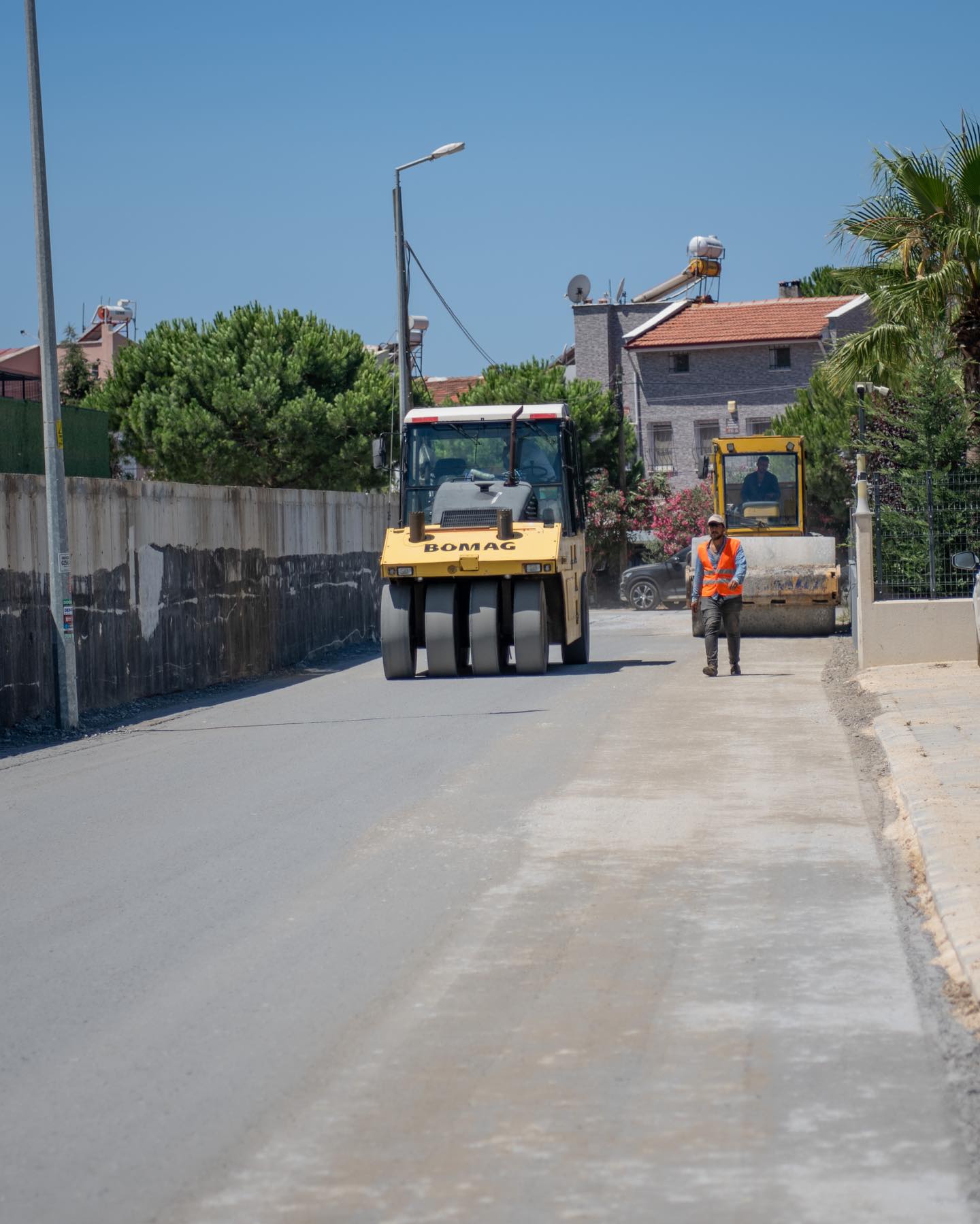Kuşadası Belediyesi Fen İşleri Müdürlüğü’ne bağlı ekipler tarafından kent genelinde yürütülen yol yapım