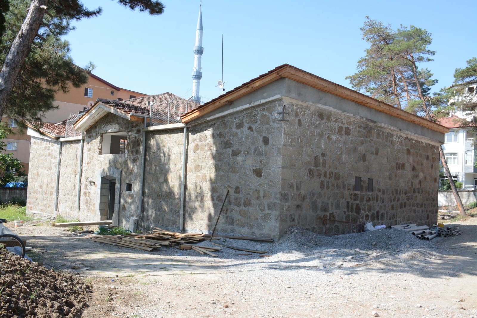Çaycuma yeni bir sergi alanı kazanıyor Çaycuma Belediyesinin restorasyonuna devam ettiği eski cezaevi bahçesinde planlanan sergi