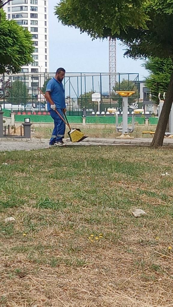 Atakum Belediyesi ekipleri kent genelinde kapsamlı bir temizlik çalışması yürütüyor.