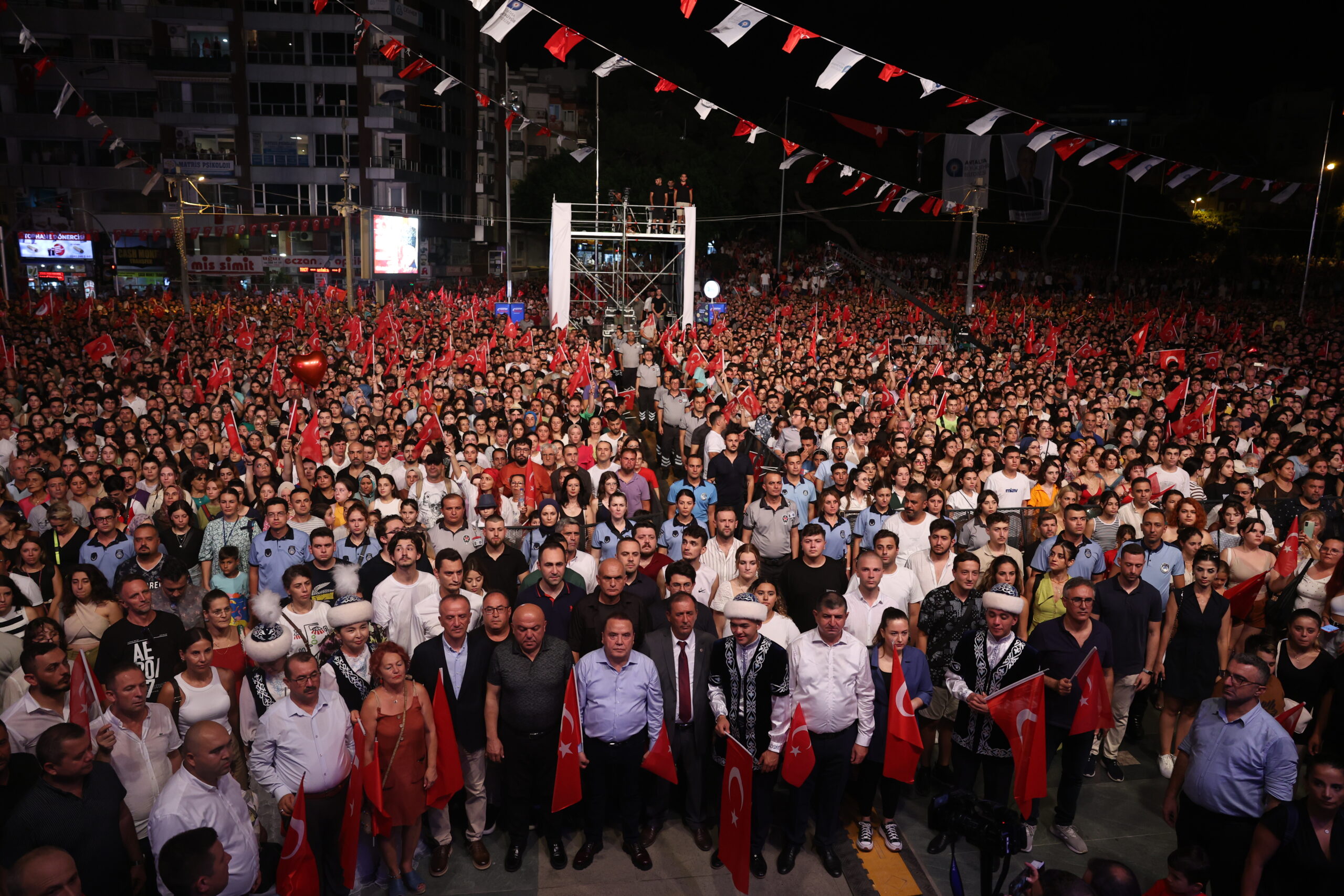 Antalya Büyükşehir Belediyesi, 30 Ağustos Zafer Bayramı’nı Cumhuriyet Meydanı’nda düzenlenen