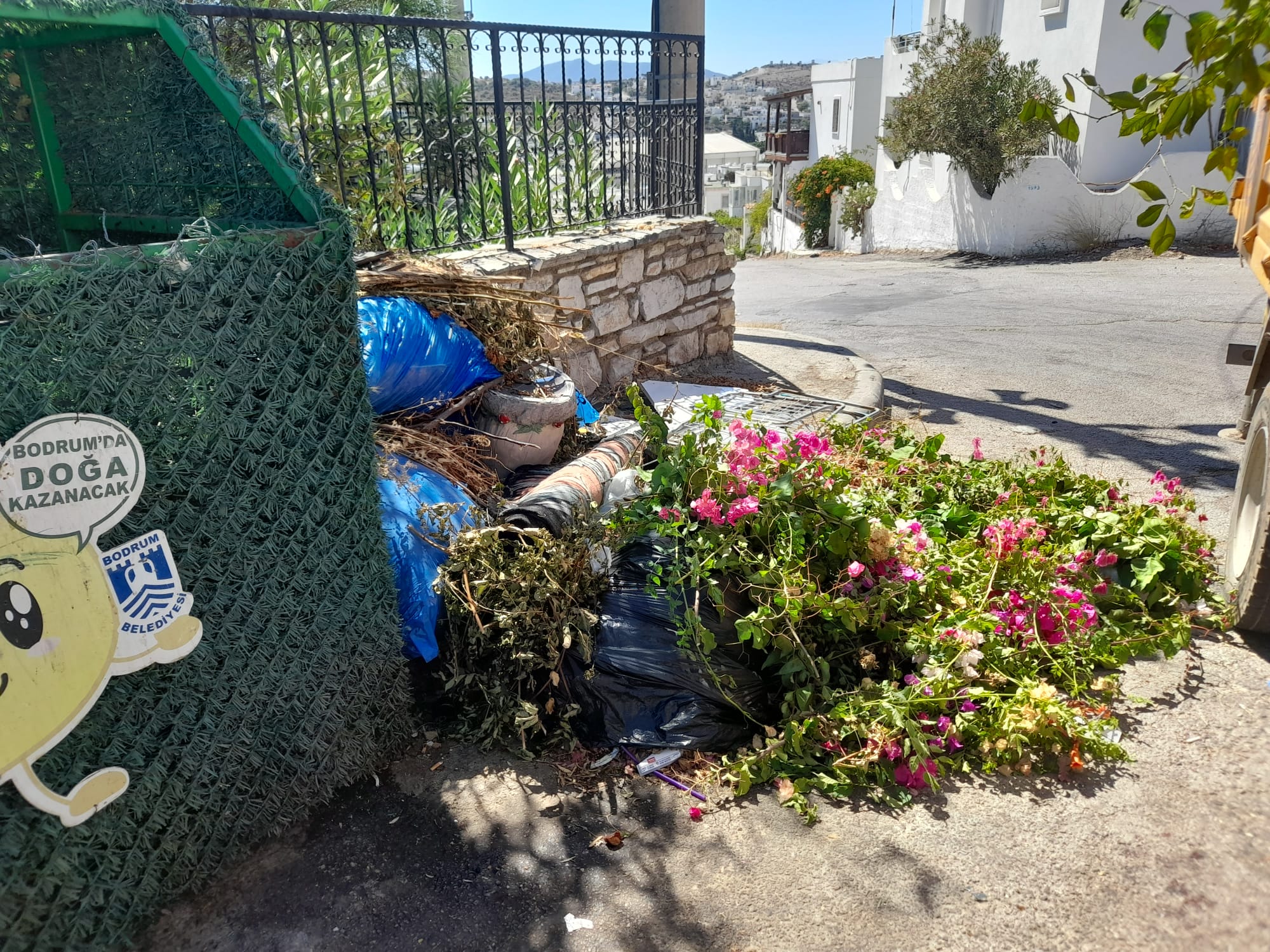 BELEDİYEDEN DUYARLILIK ÇAĞRISI Çevre temizliği için çalışan Bodrum Belediyesi Temizlik İşleri