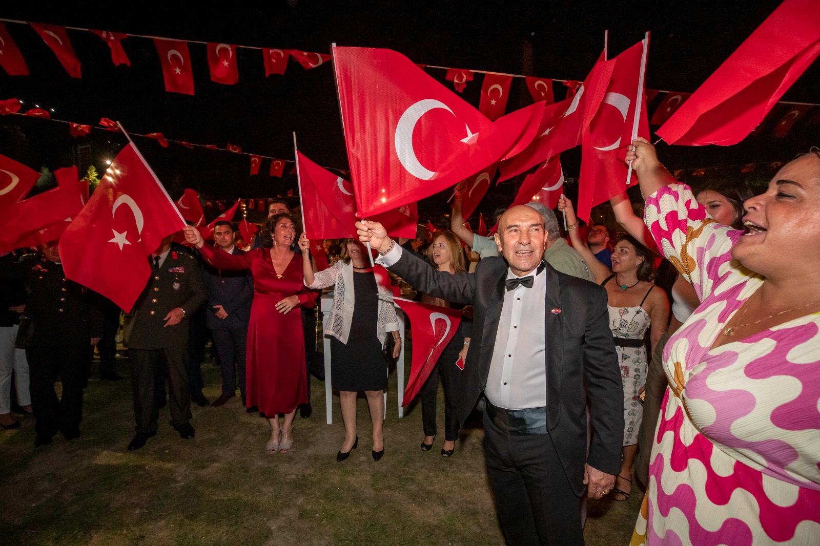 İzmir’in kurtuluşunun 101’inci yıldönümü nedeniyle İzmir Büyükşehir Belediye Başkanı Tunç