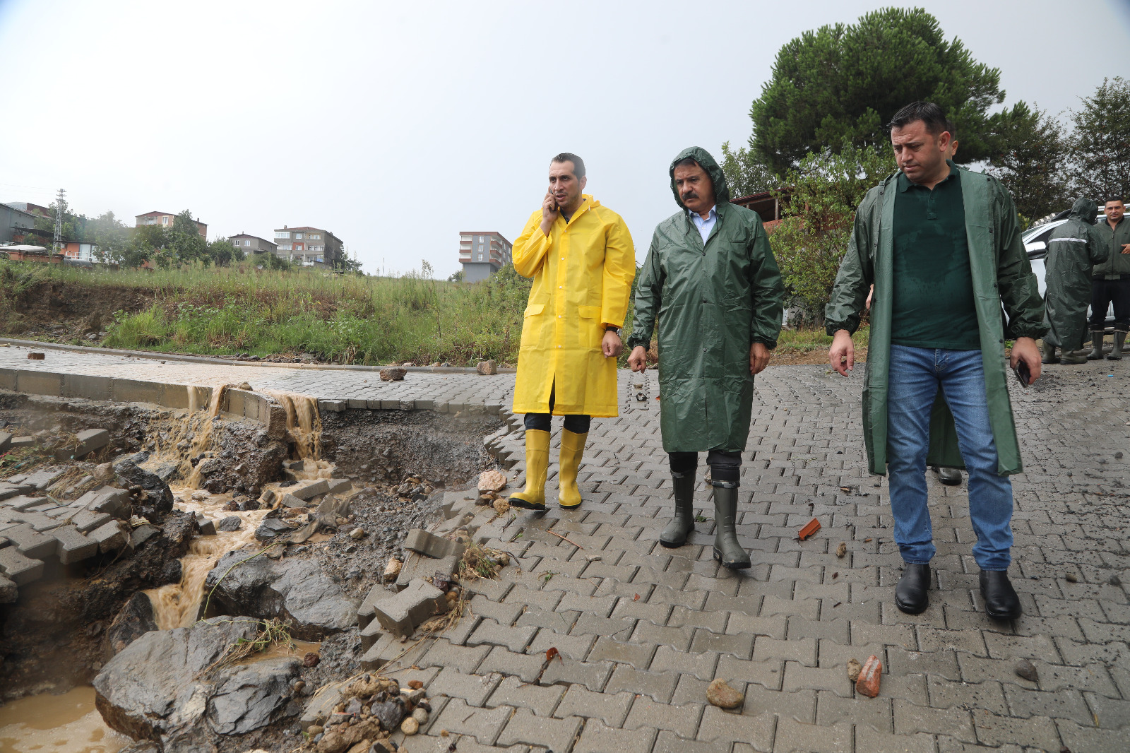 Atakum’da çalışmalar<br>aralıksız devam ediyor “Komşularımızın yanında olmaya devam edeceğiz”Atakum Belediyesi, Samsun’da hayatı olumsuz etkileyen sağanak
