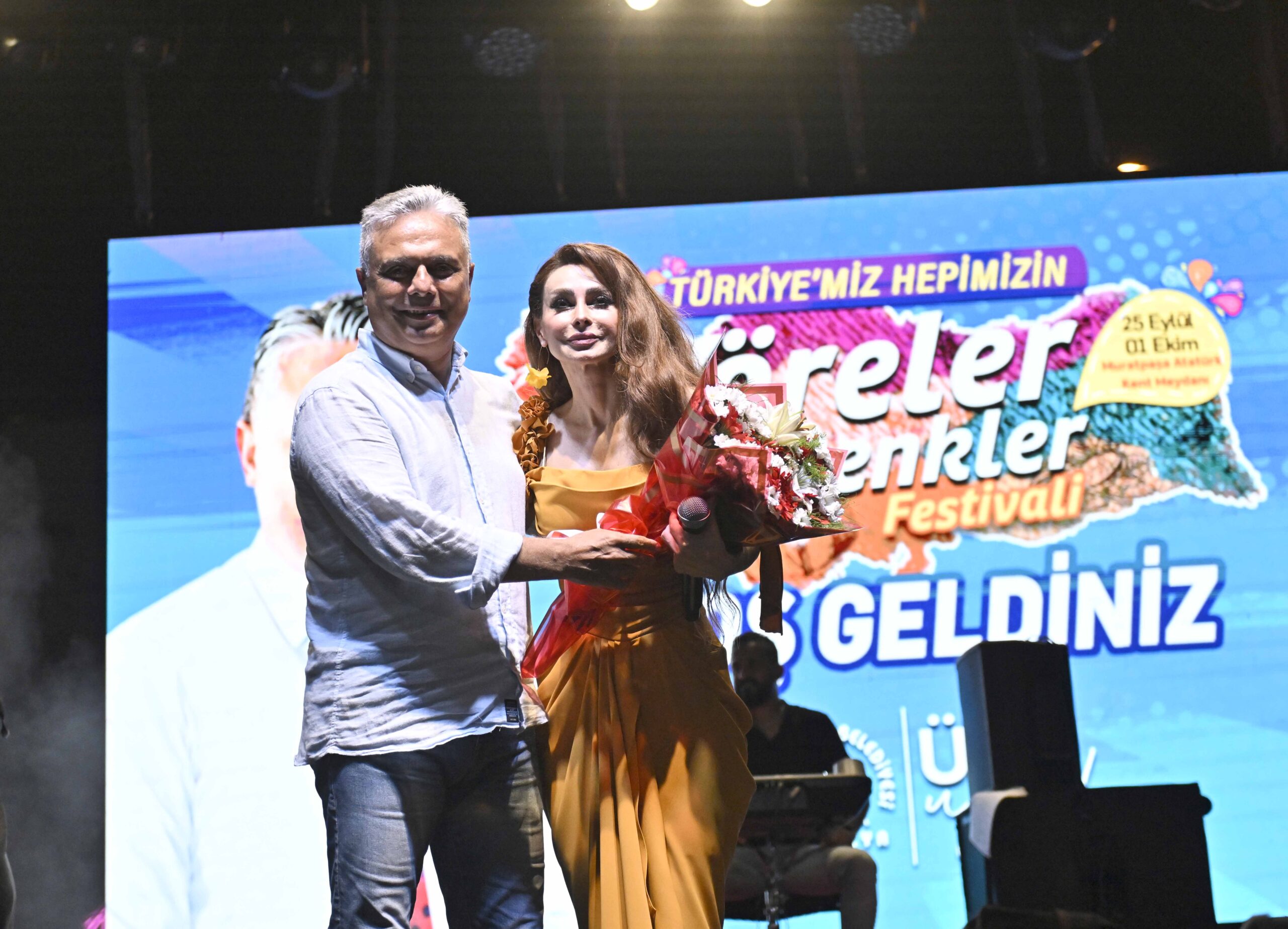 Festivalde Doğu Anadolu gecesi Antalya’da Muratpaşa Belediyesi’nin düzenlediği 7. Yöreler Renkler Festivali’nin 3’üncü günü