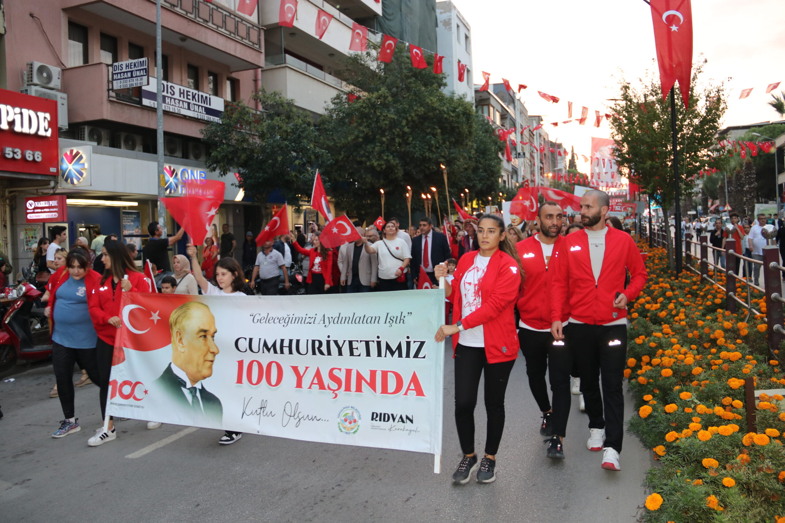 Kemalpaşa’da 29 Ekim Cumhuriyet Bayramı’nın 100’üncü yılı coşkuyla kutlandı. İlçenin