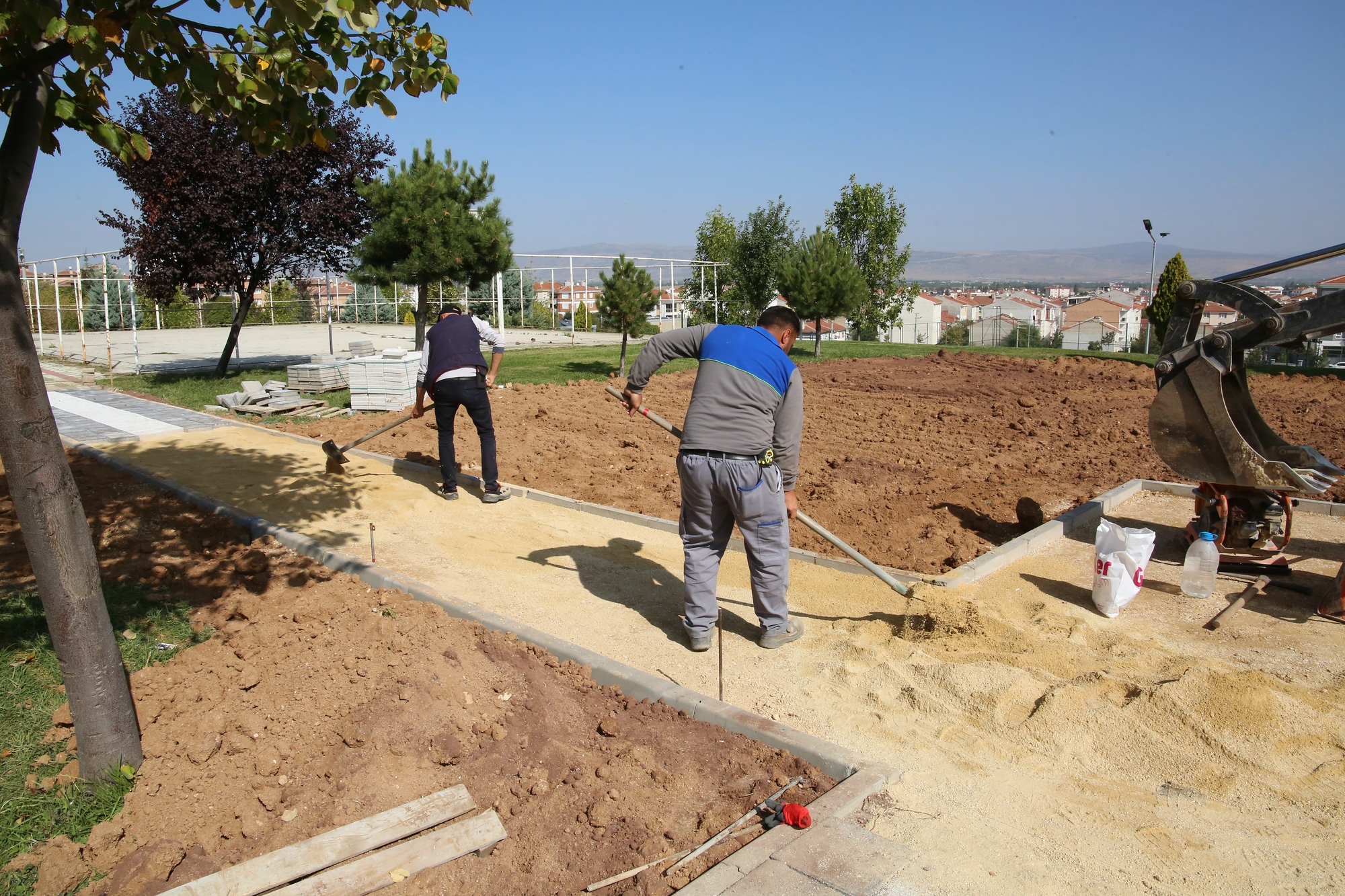 Odunpazarı Belediyesi, ilçe genelindeki parklar ve spor alanlarında yenileme çalışmalarınadevam