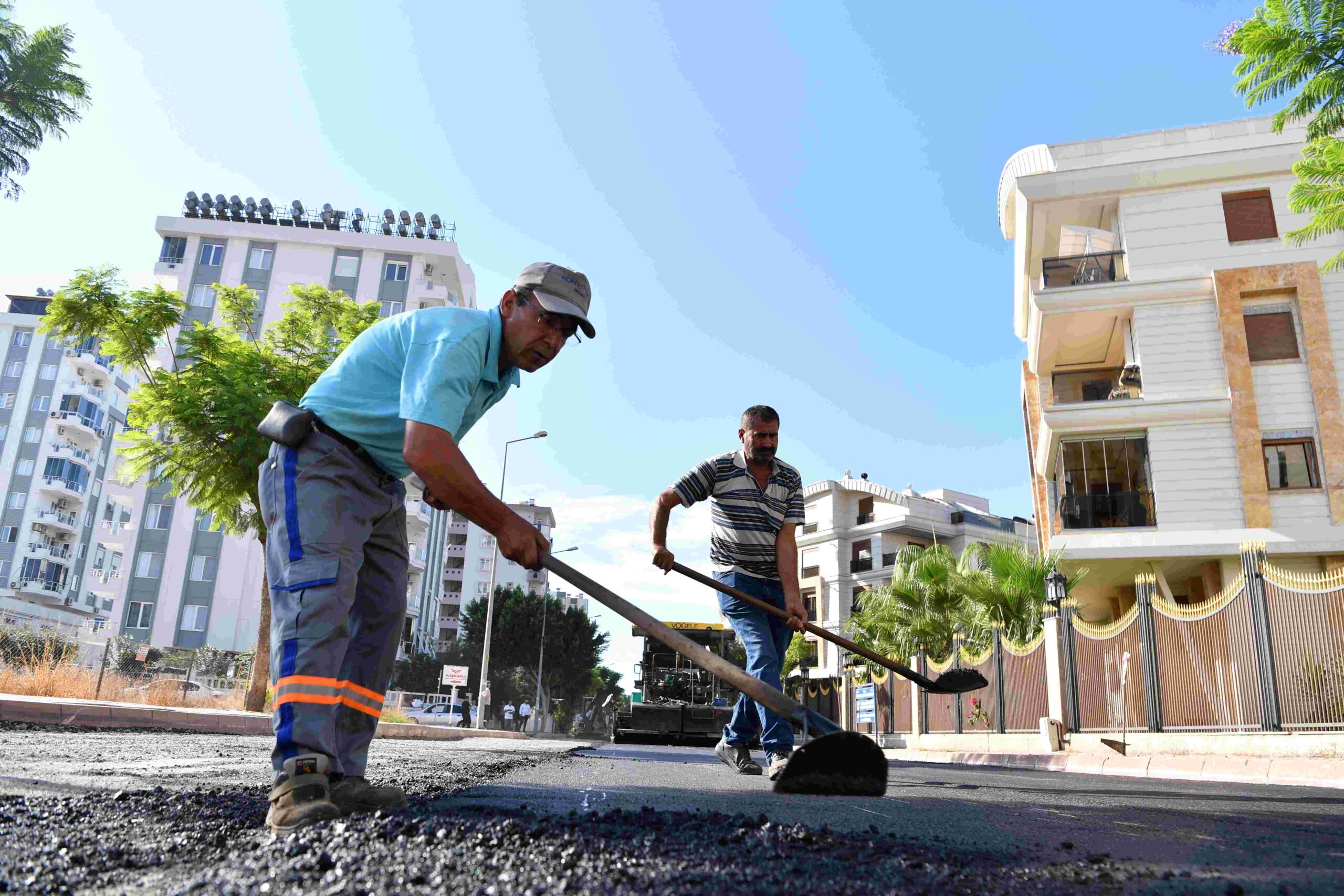 Konyaaltı Belediyesi, kırsal mahallelerden kent merkezine kadar tüm yollarda bakım,