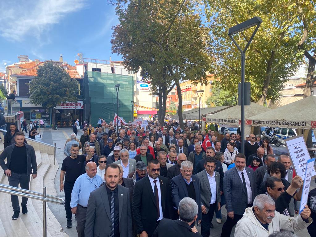 Isparta’da emekliler, açlık sınırının altındaki maaşları protesto etmek amacıyla Isparta