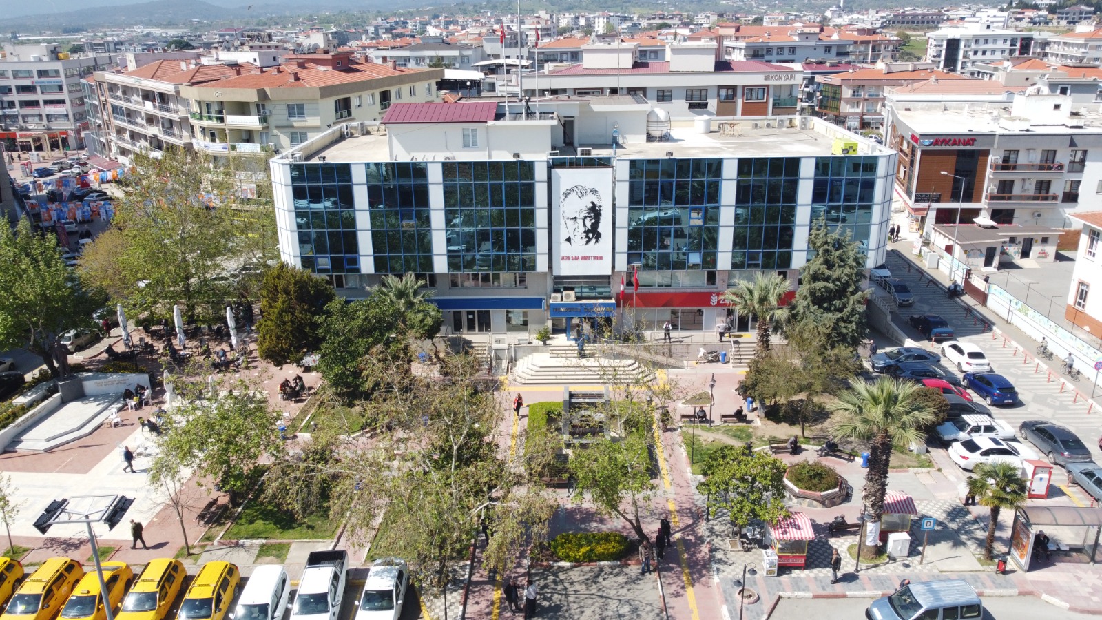 Menderes Yeni Meydanına Kavuştu Menderes Belediyesi ve İzmir Büyükşehir Belediyesi’nin ortaklaşa gerçekleştirdiği Menderes meydanve