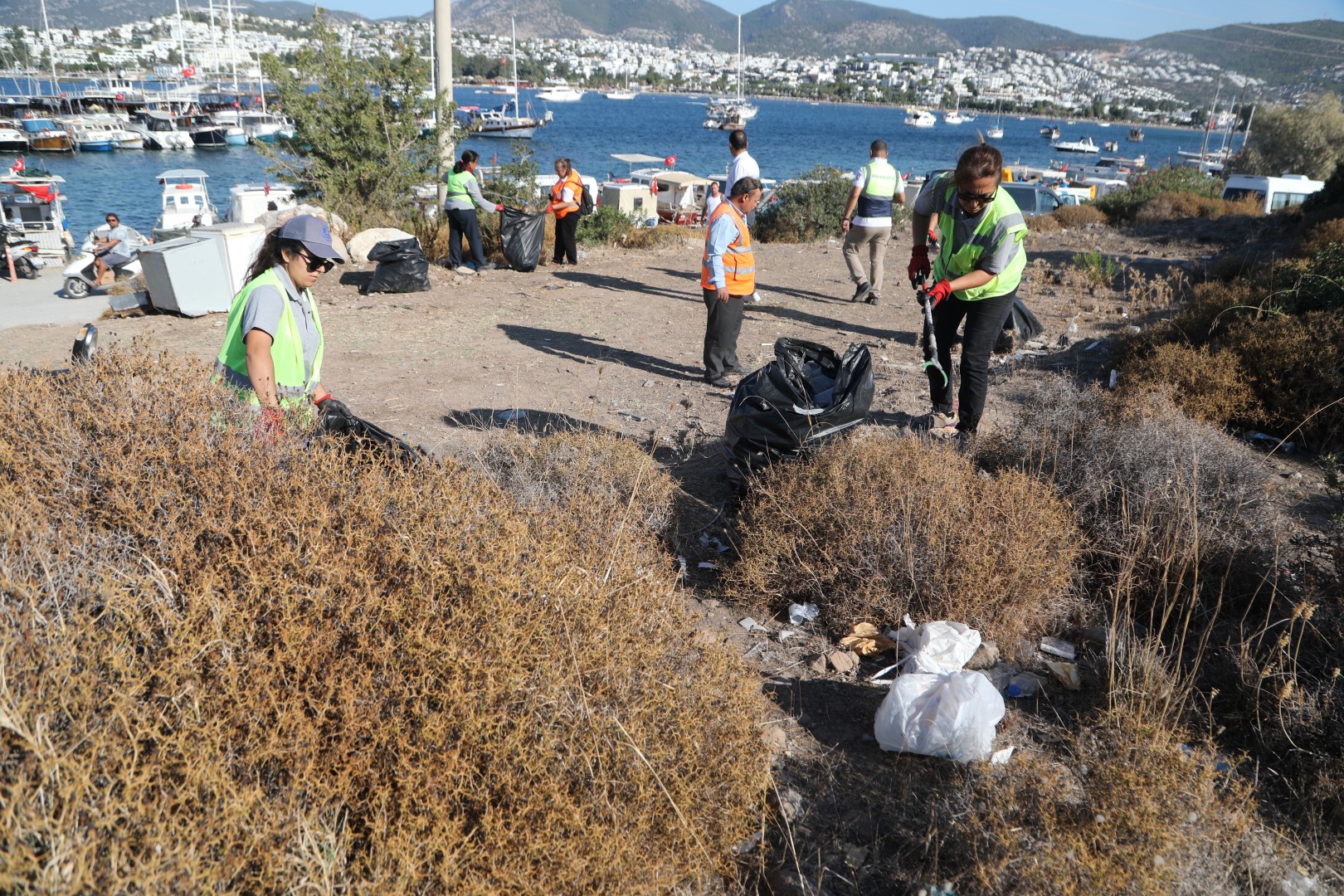 Bodrum Belediyesi, mahalle mahalle uyguladığı geniş kapsamlı temizlik çalışmalarına devam