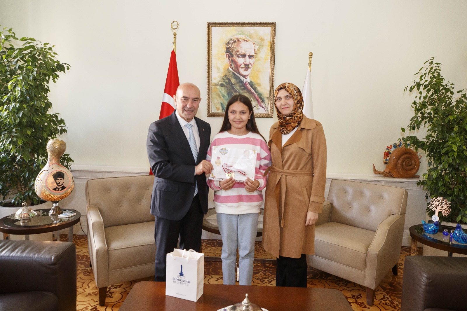 İzmir Büyükşehir Belediye Başkanı Tunç Soyer, hızlı kitap okuma yarışmasında