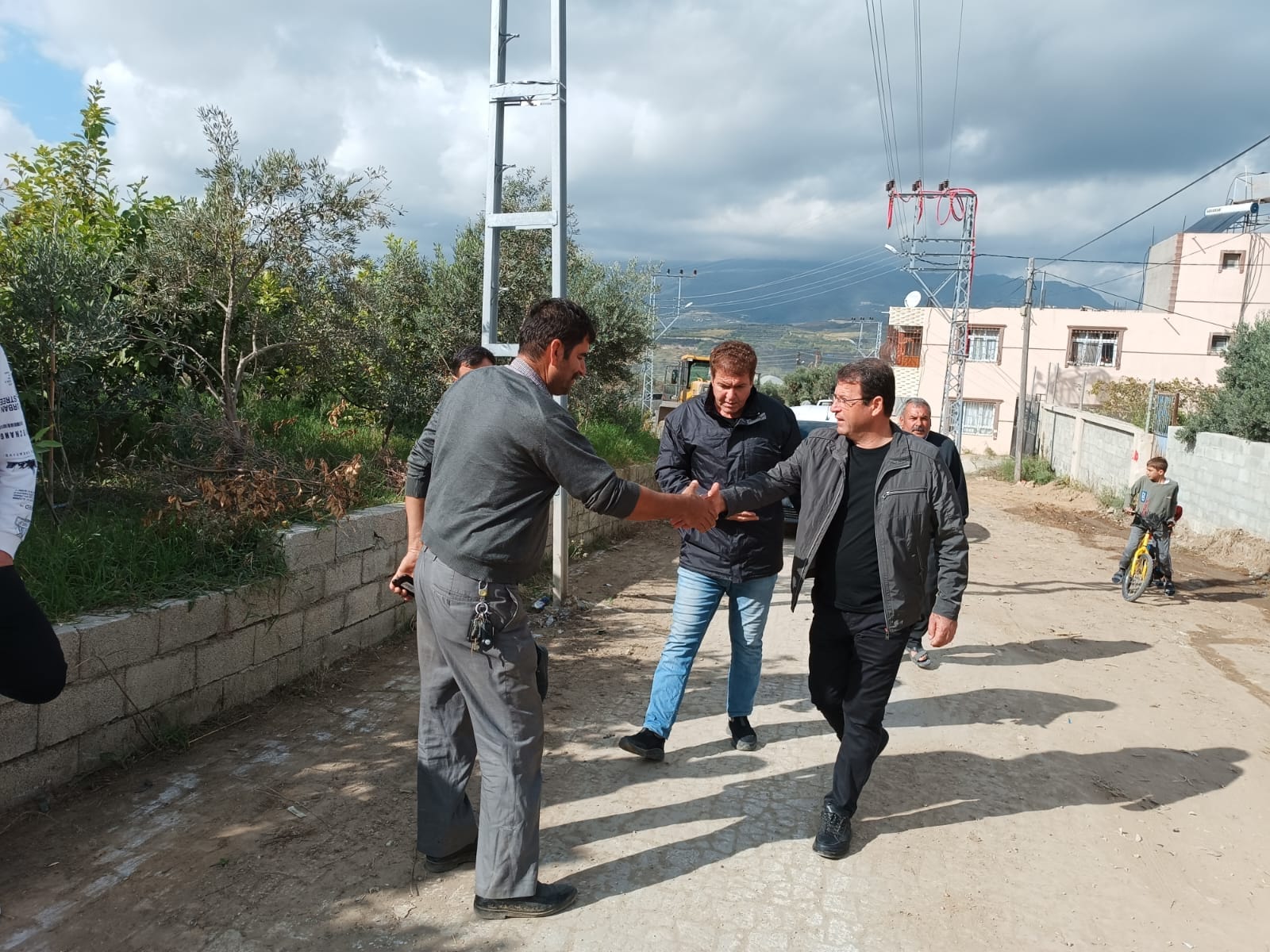 BAŞKAN ERYILMAZ “ YEŞİLKÖY MAHALLEMİZİN SORUNLARINI ÇÖZÜYORUZ.” Samandağ Belediyesi Fen İşleri Müdürlüğü ekipleri tarafından Yeşilköy Mahallesi Okulyolu